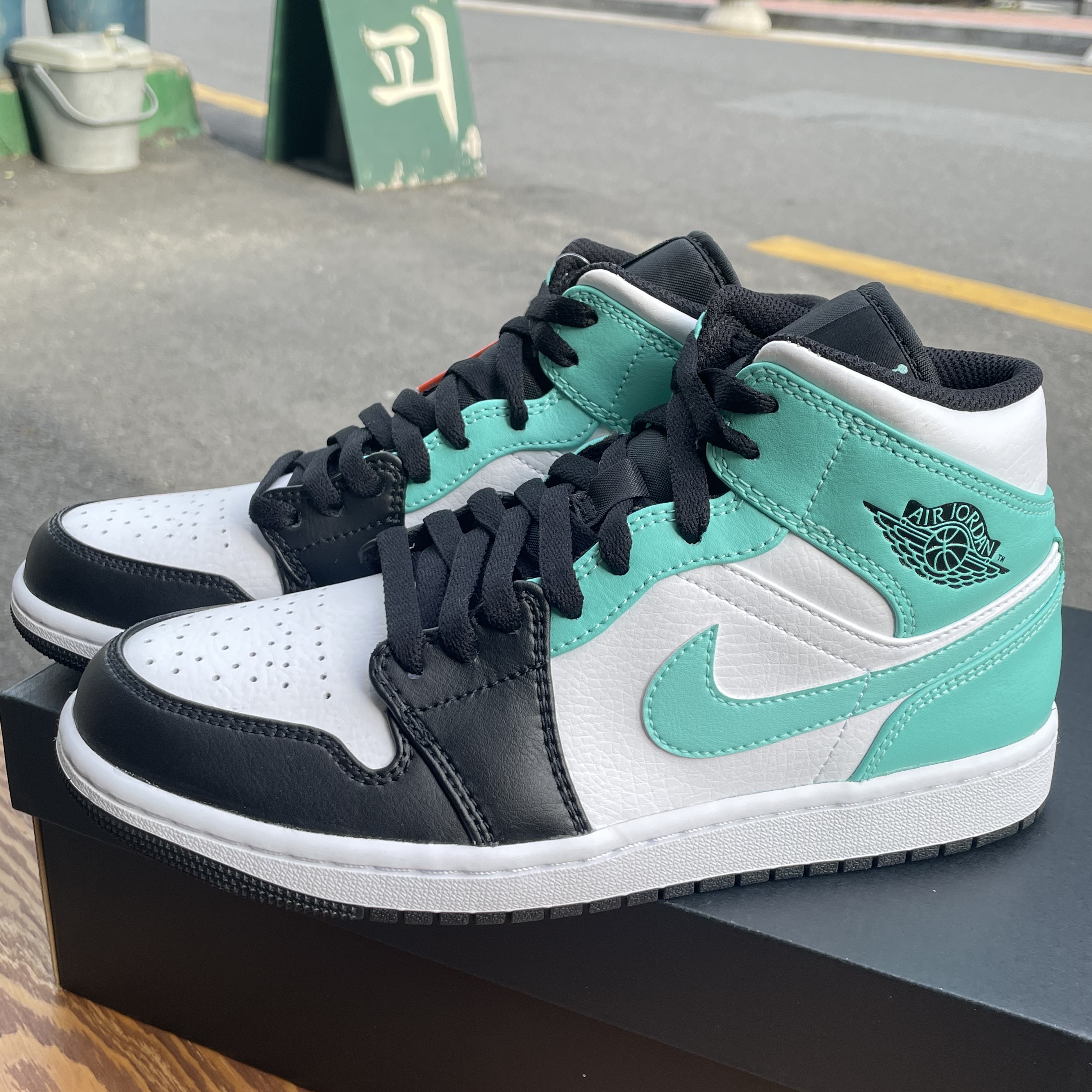 Jordan 1 Mid Tropical Twist 착용 스타일 - 1