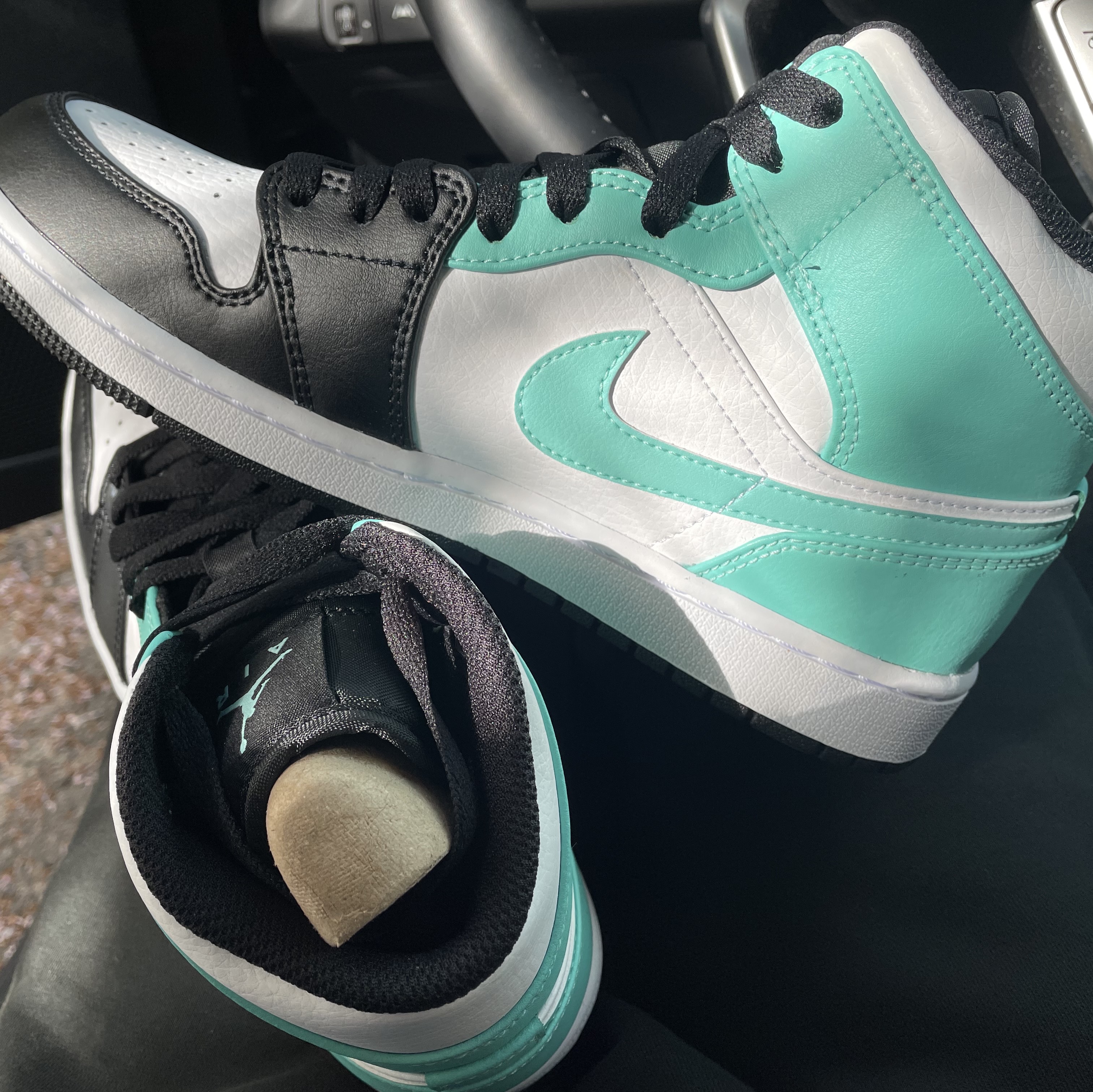 Jordan 1 Mid Tropical Twist 착용 스타일
