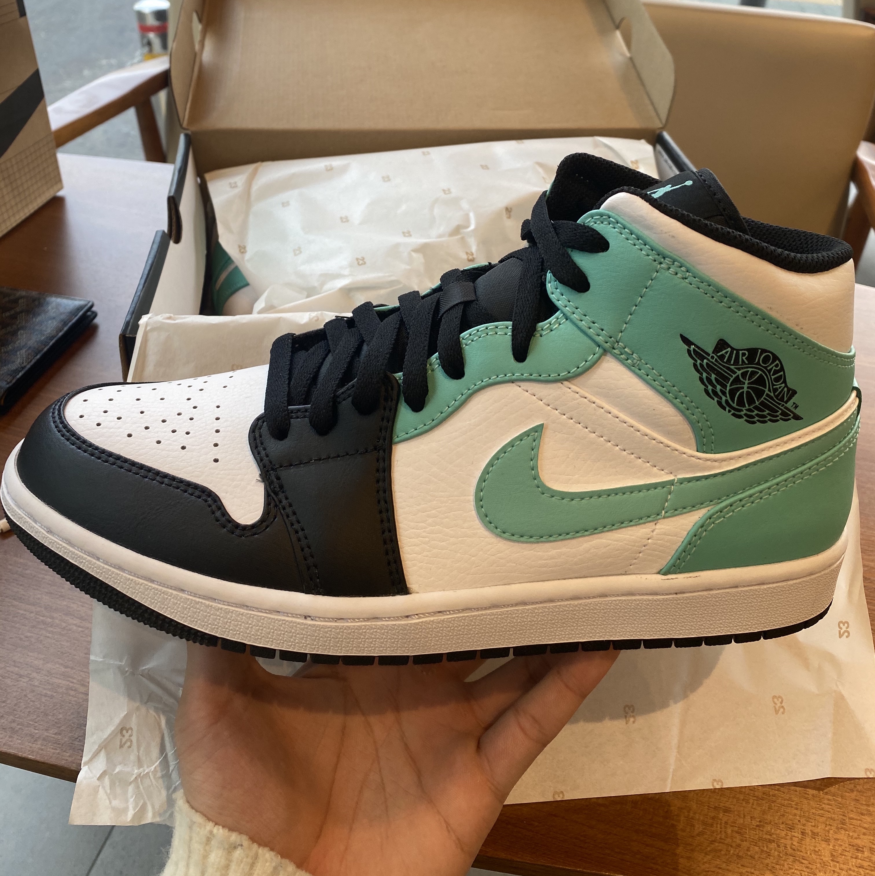 Jordan 1 Mid Tropical Twist 착용 스타일