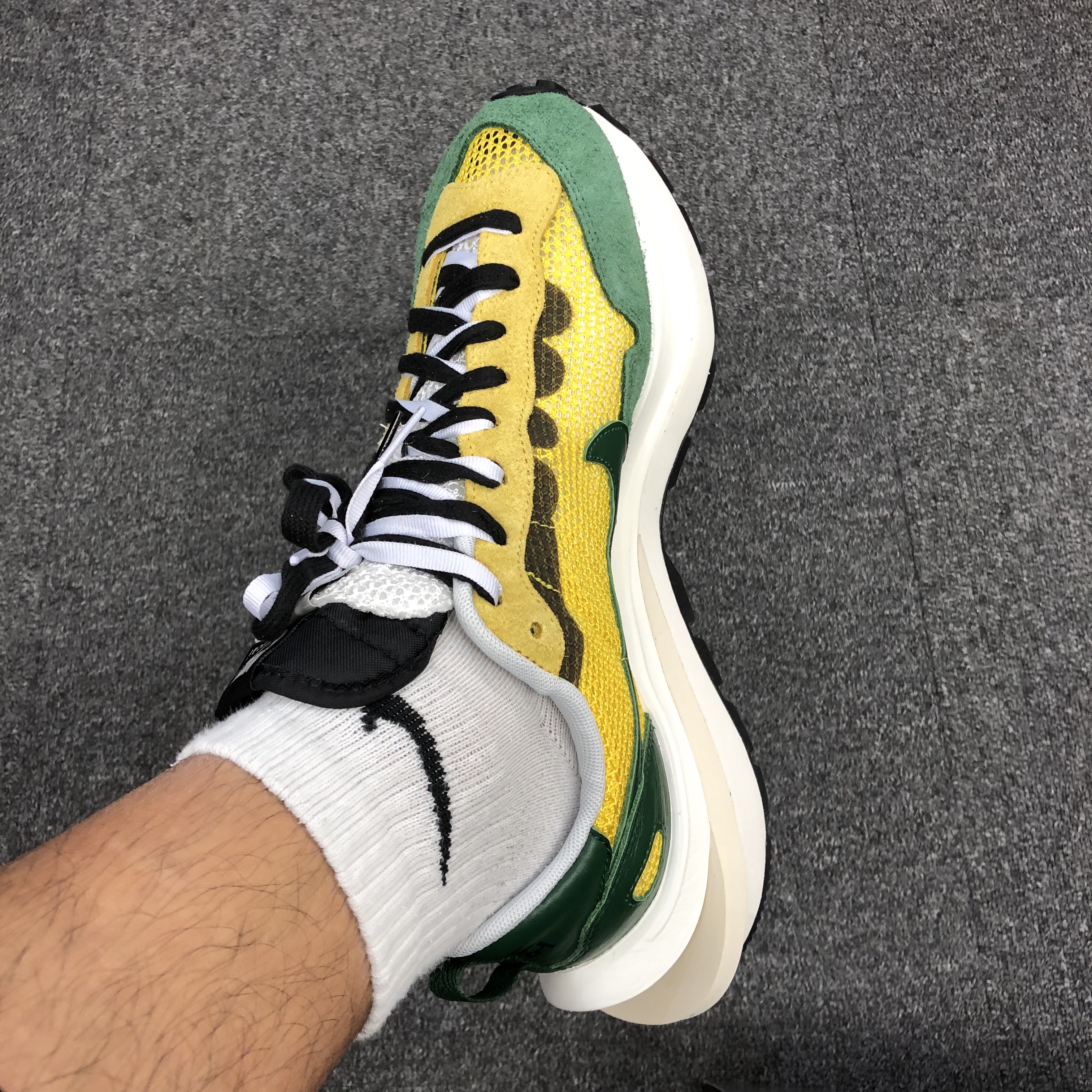 Nike x Sacai VaporWaffle Tour Yellow & Gorge Green Sail 착용 스타일 - 2