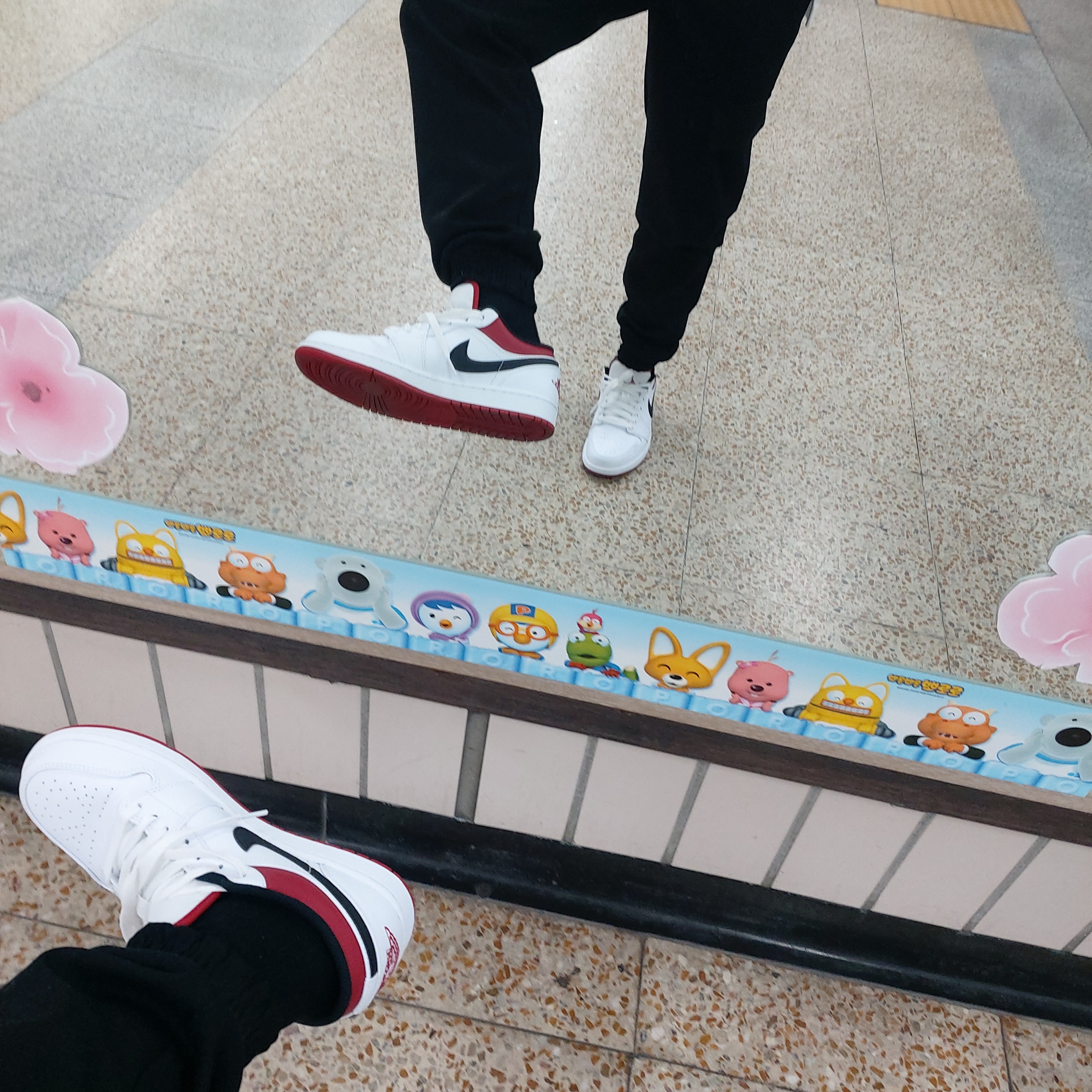 Jordan 1 Low White Red Black 착용 스타일 - 3