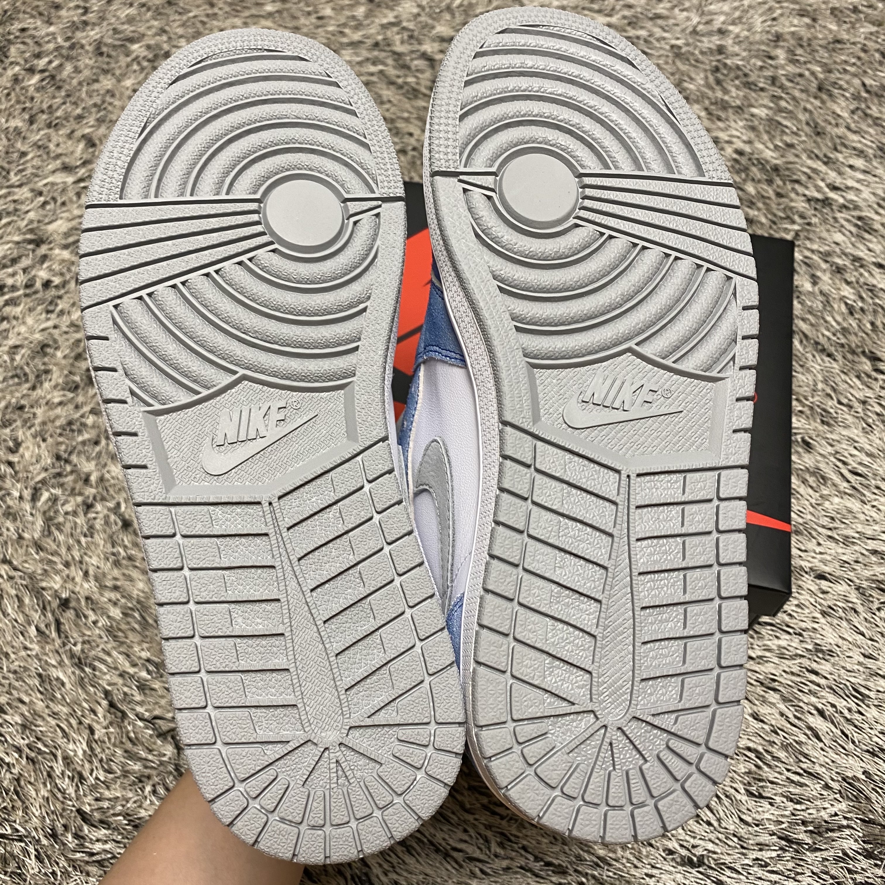 Jordan 1 Retro High OG Hyper Royal 착용 스타일 - 5