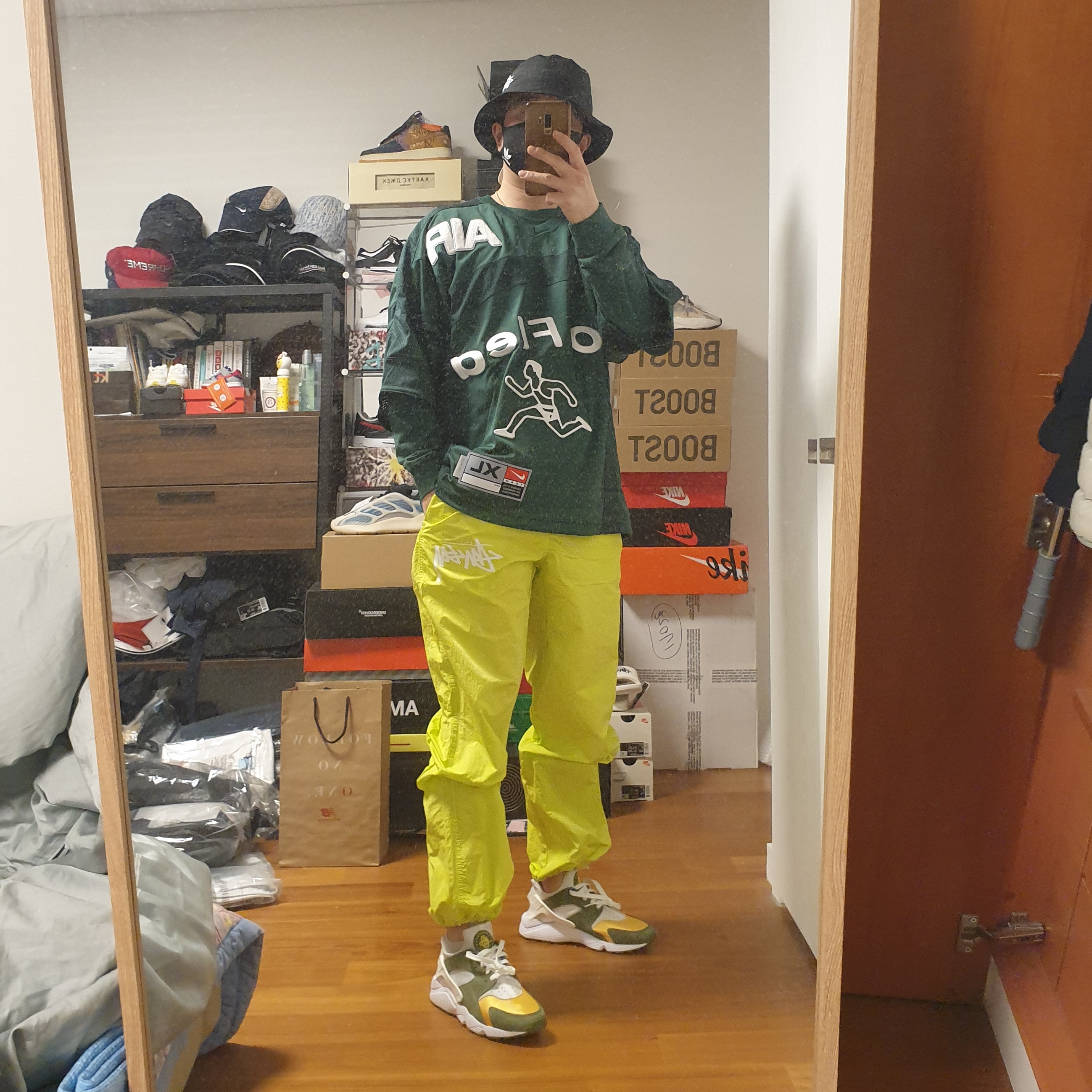 Nike x Stussy Air Huarache LE Dark Olive, Nike x Stussy Bucket Hat Black 착용 스타일 - 1