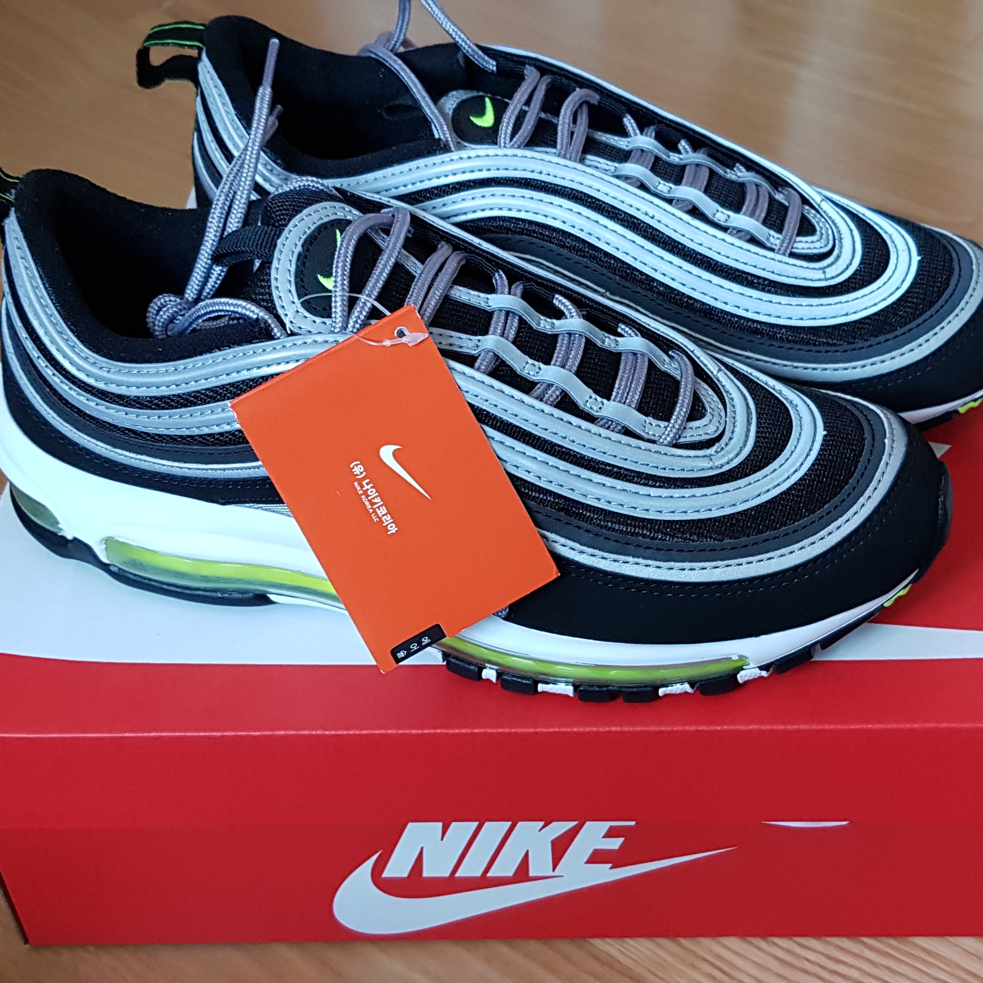 Nike Air Max 97 OG Royal Neon, Nike Air Max 97 OG Black Volt Asia 착용 스타일 - 3