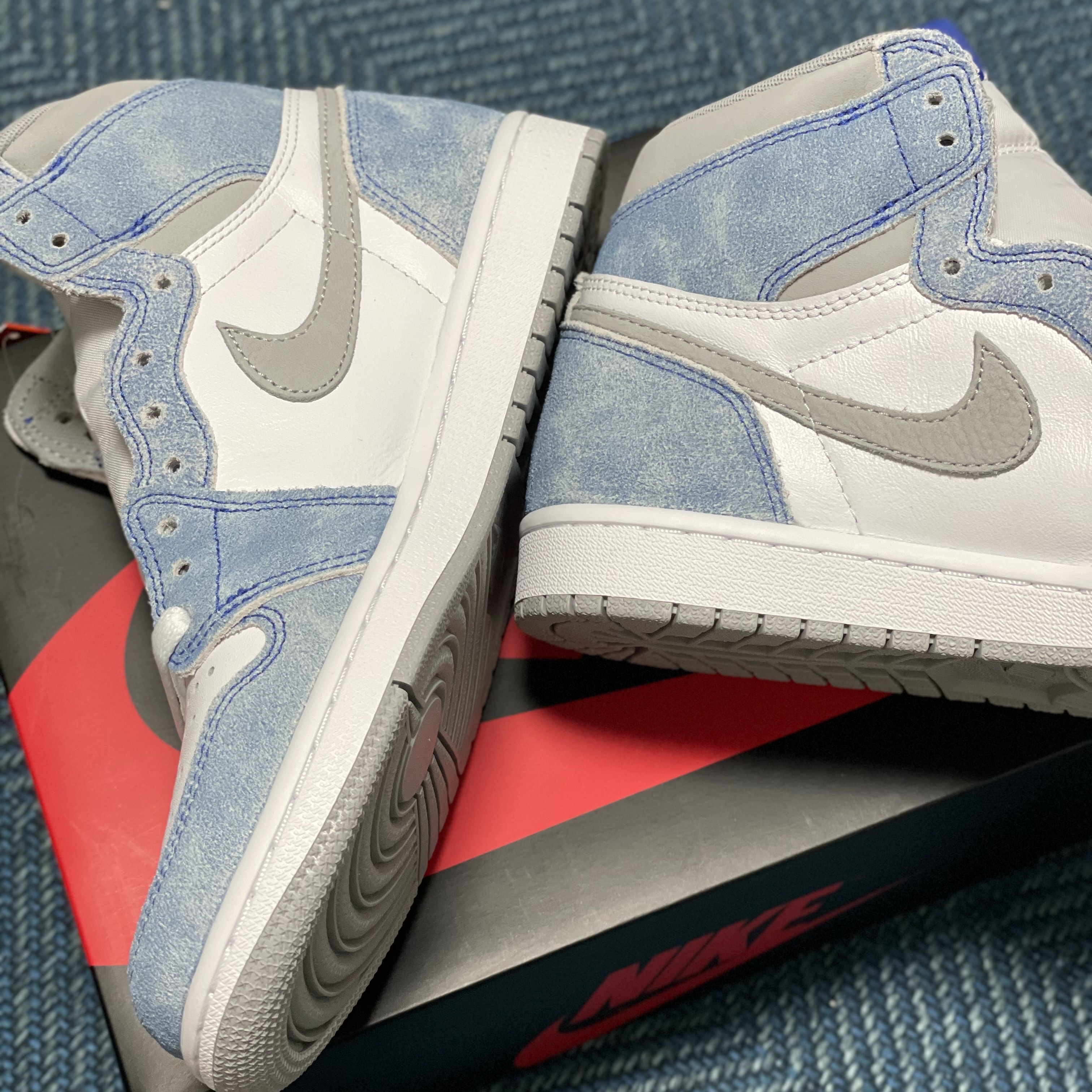 Jordan 1 Retro High OG Hyper Royal 착용 스타일 - 4