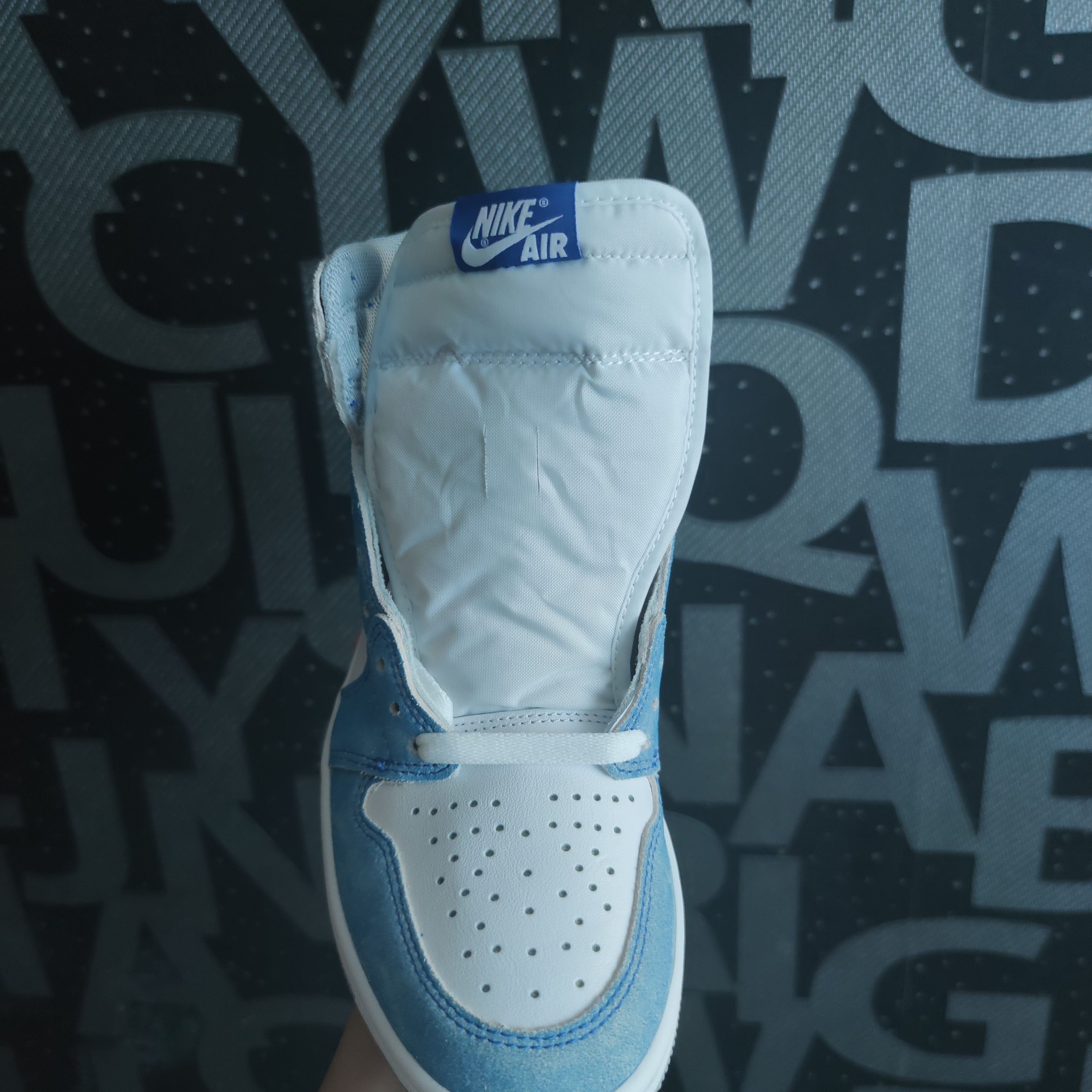 Jordan 1 Retro High OG Hyper Royal 착용 스타일 - 2