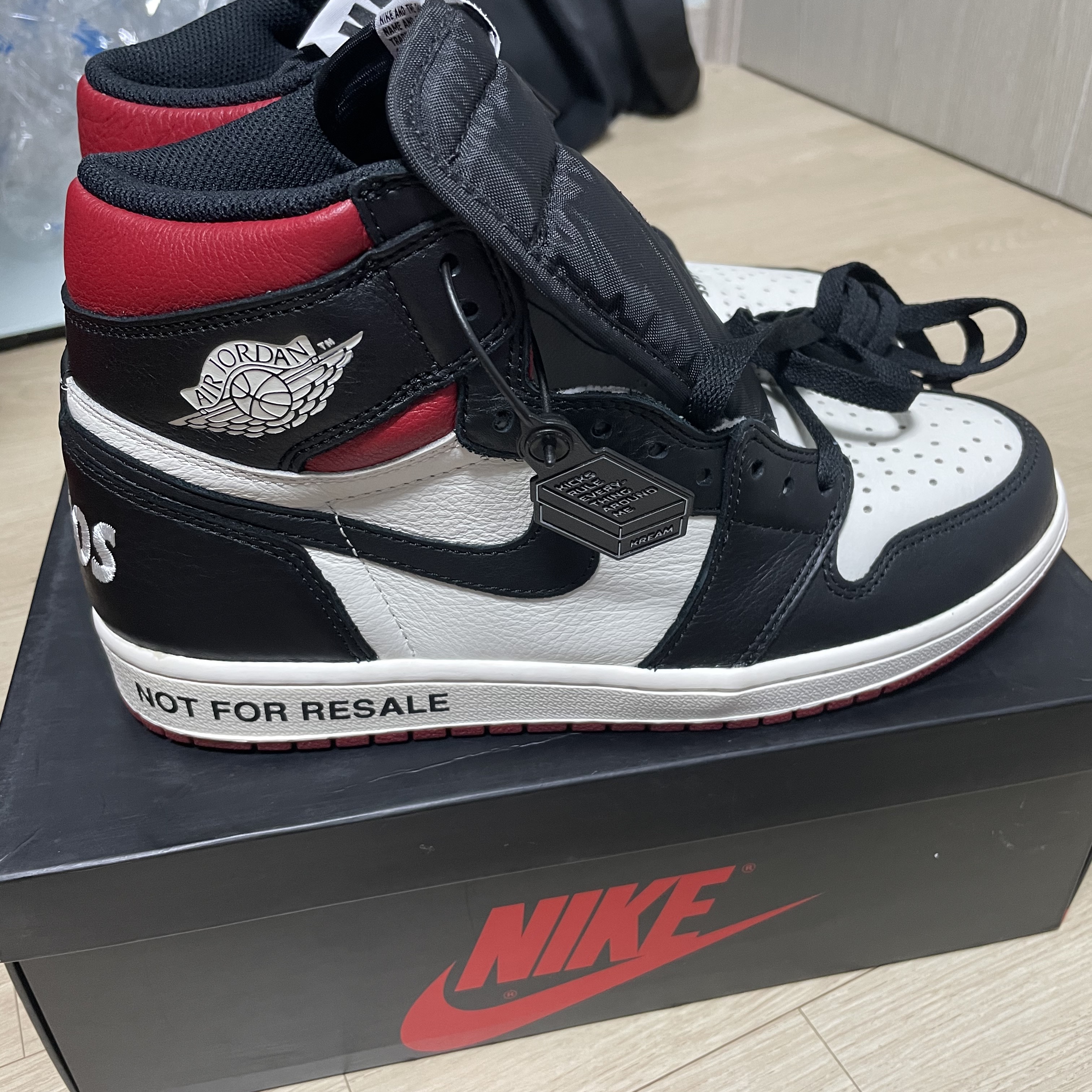 Jordan 1 Retro High Not for Resale Varsity Red 착용 스타일 - 3