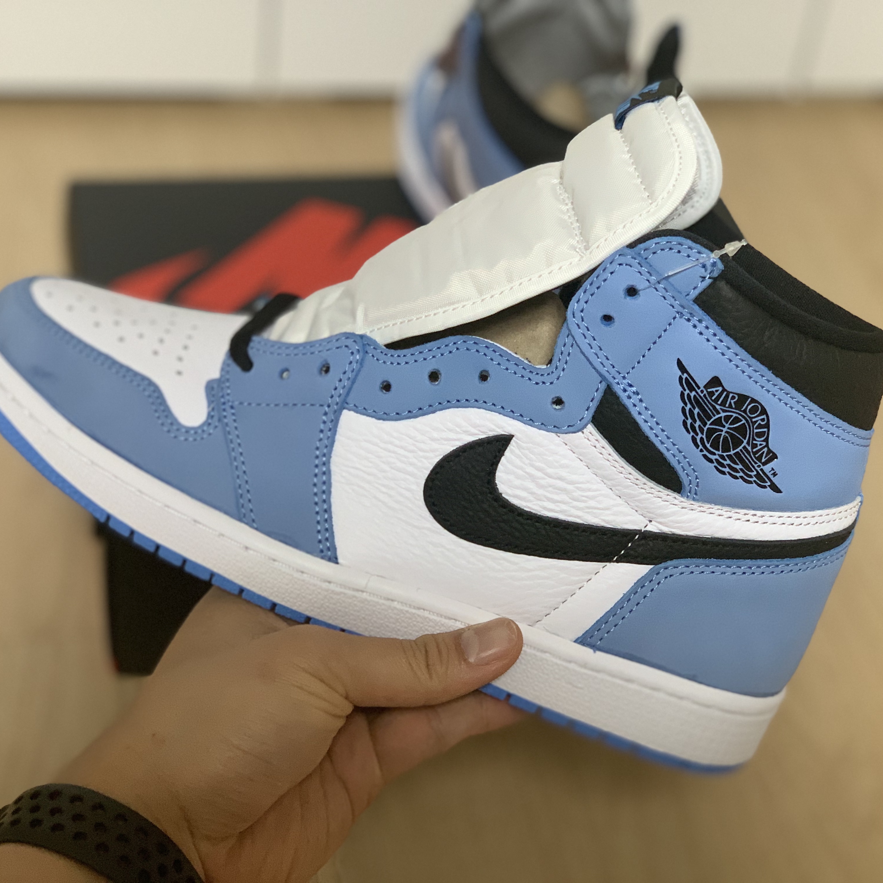 Jordan 1 Retro High OG University Blue 착용 스타일 - 4