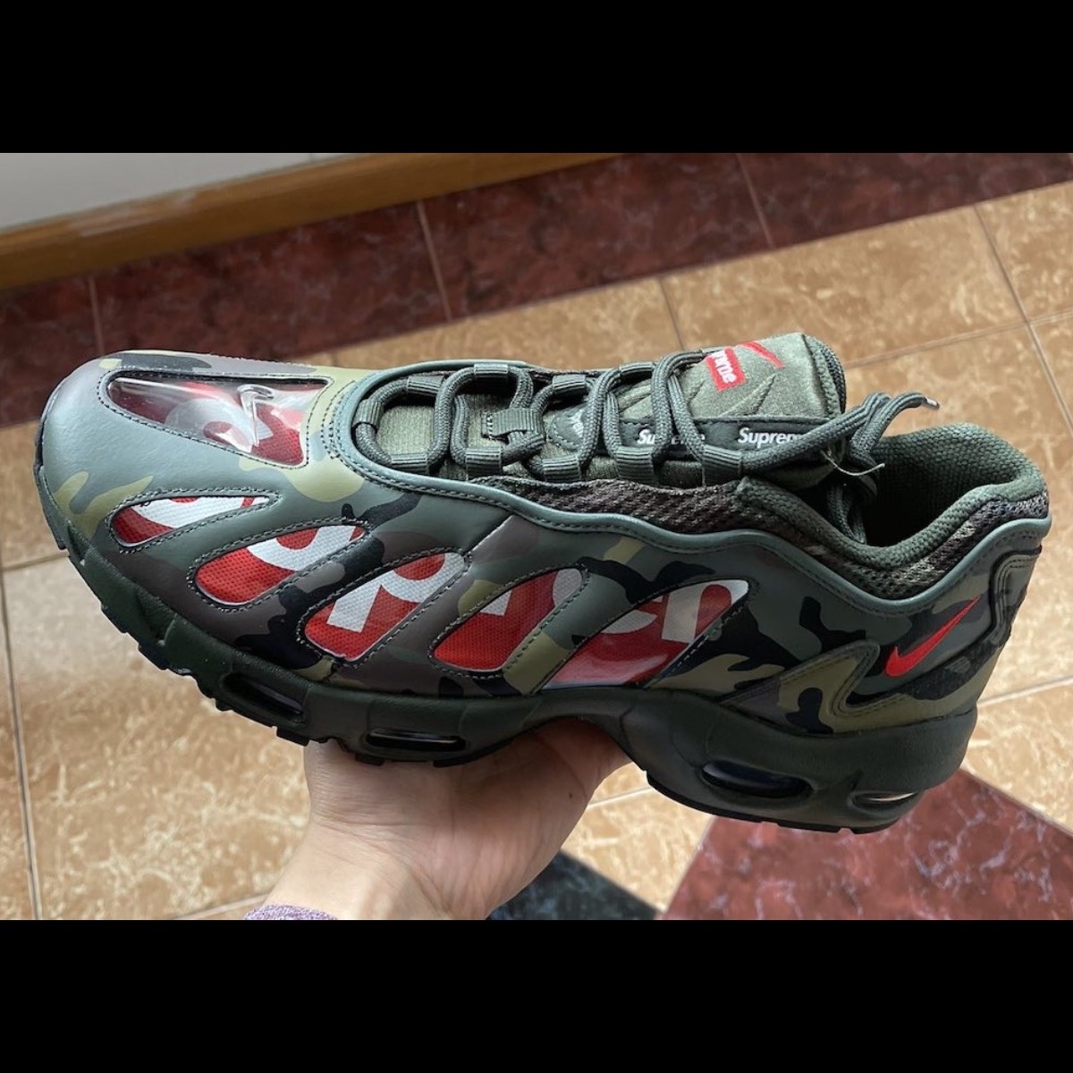Nike x Supreme Air Max 96 Camo 착용 스타일 - 5