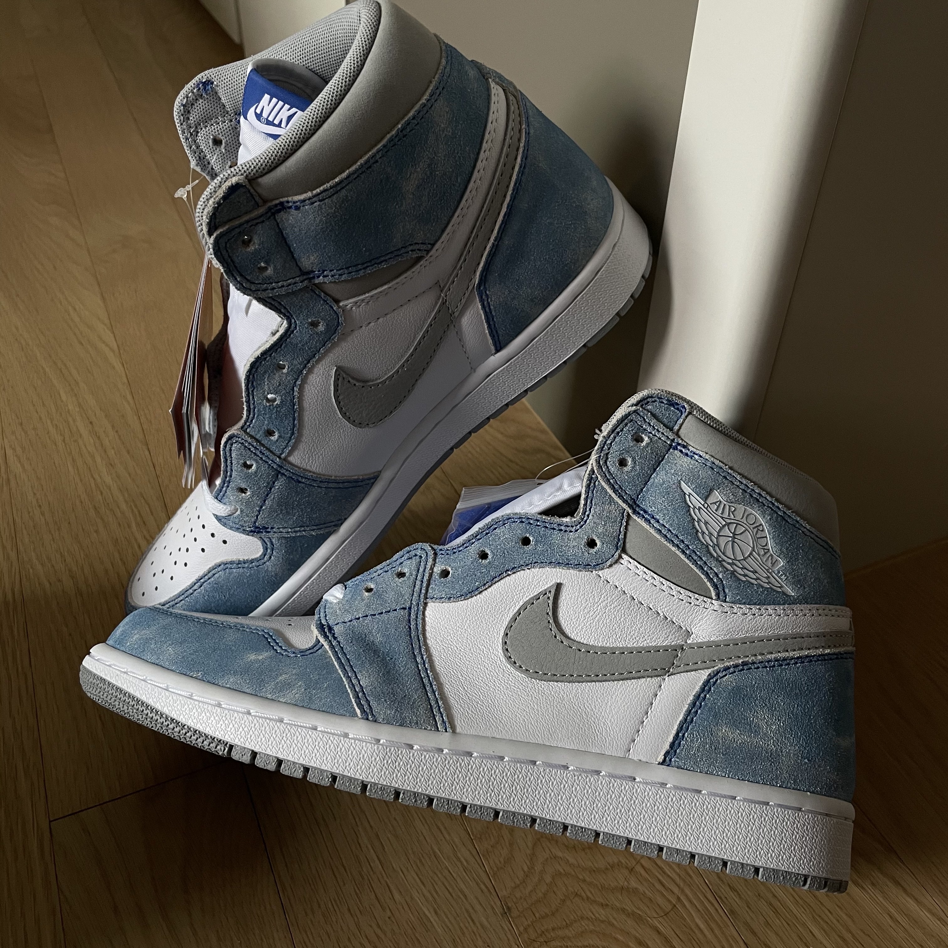 Jordan 1 Retro High OG Hyper Royal 착용 스타일 - 2