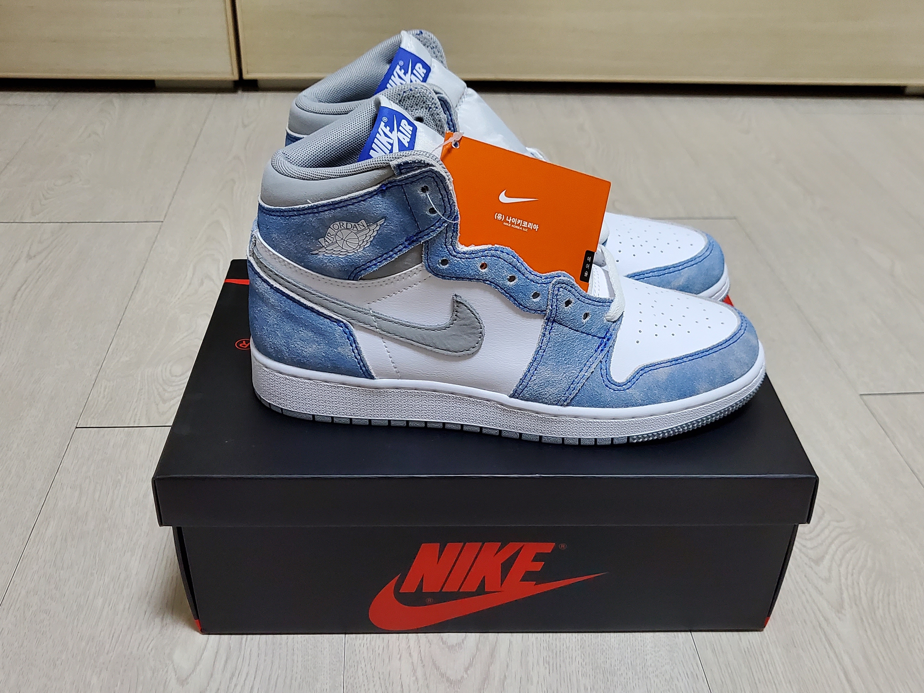 (GS) Jordan 1 Retro High OG Hyper Royal 착용 스타일 - 1