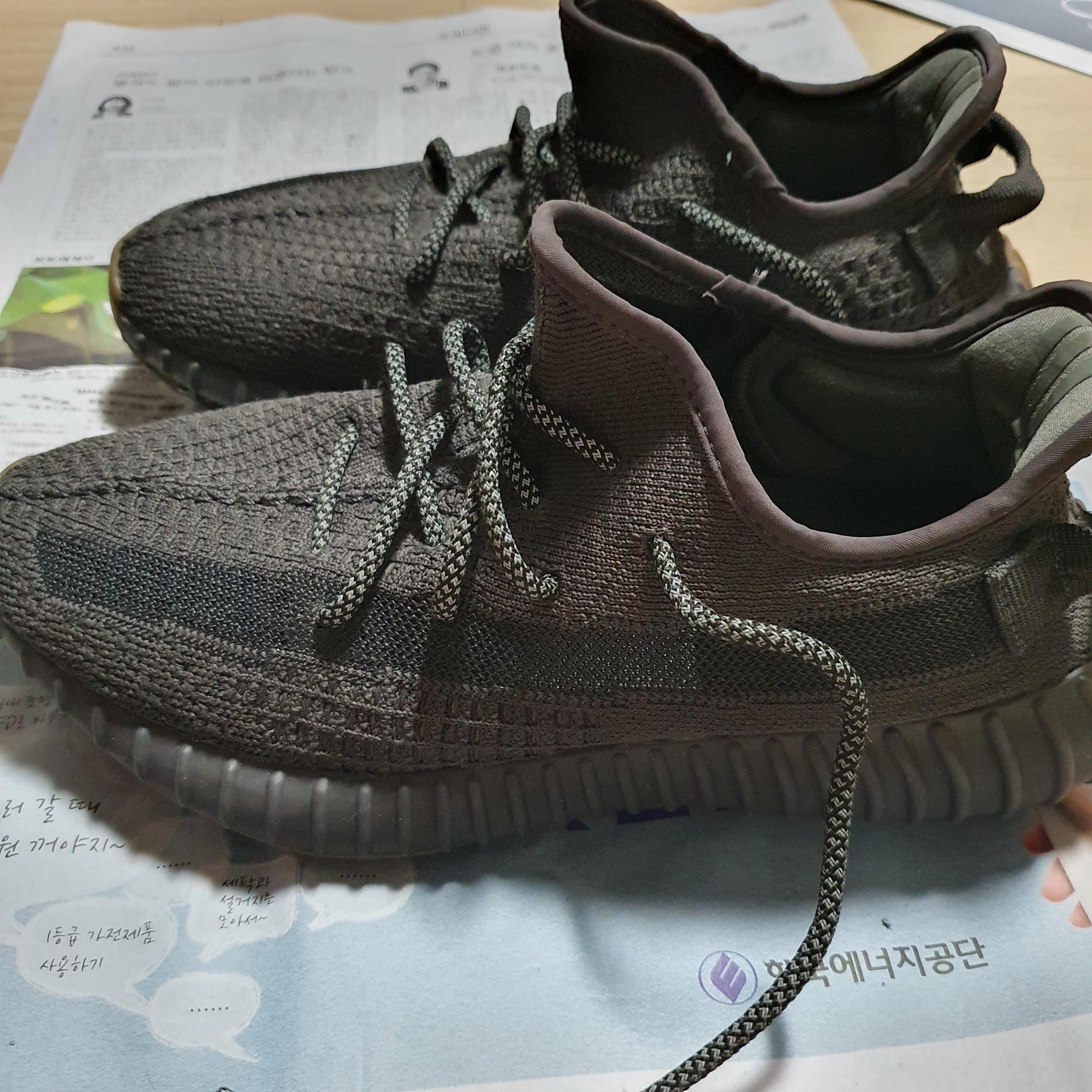 Adidas Yeezy Boost 350 V2 Cinder 착용 스타일