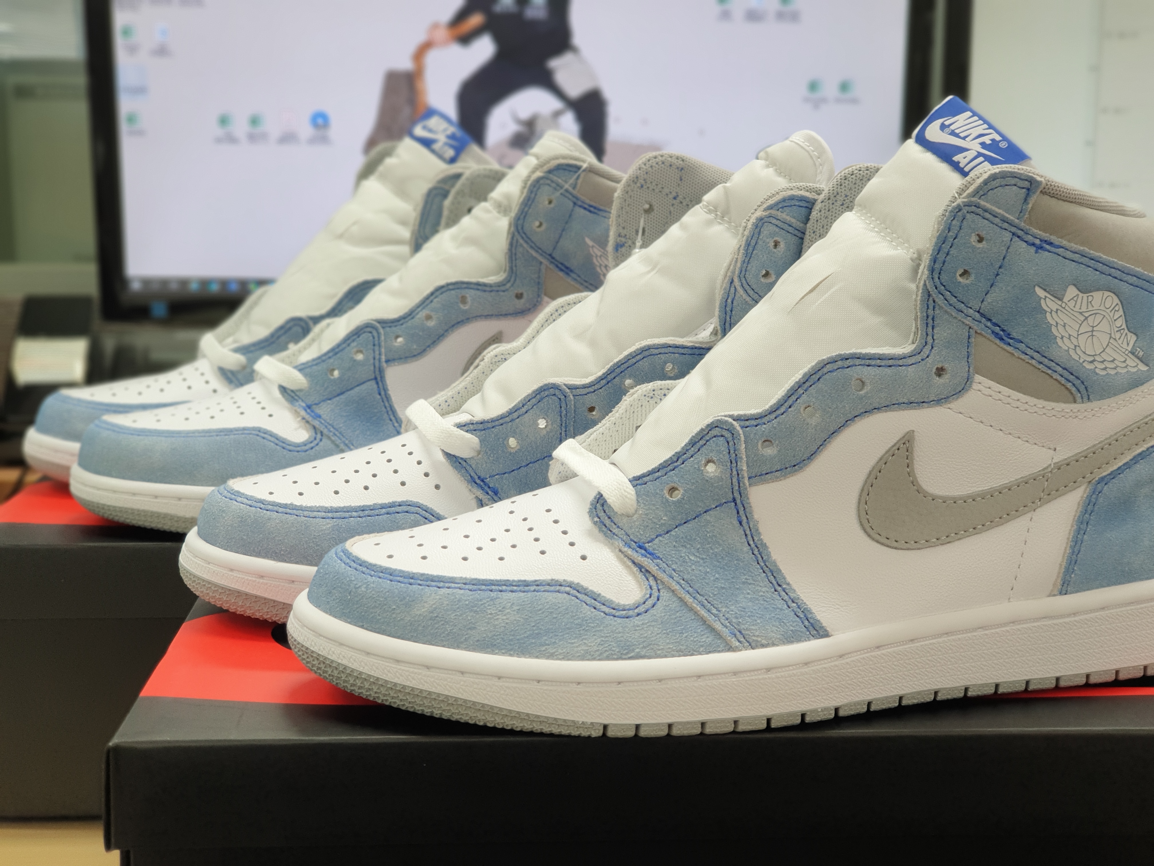 Jordan 1 Retro High OG Hyper Royal 착용 스타일 - 1