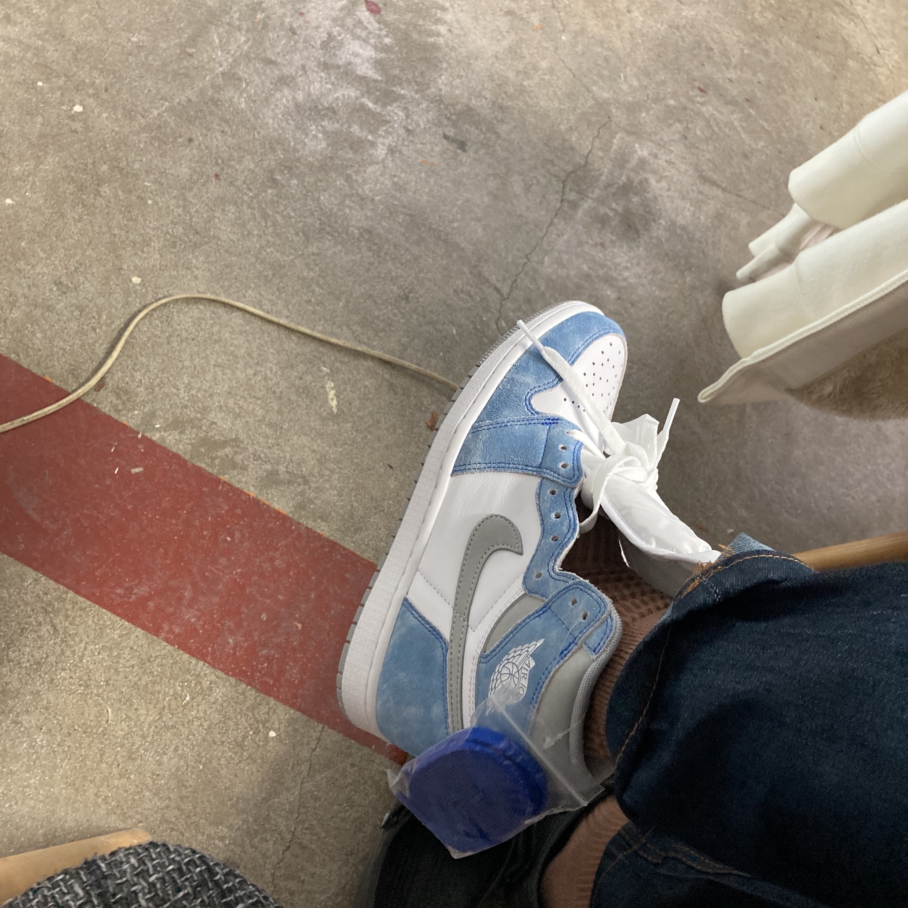 Jordan 1 Retro High OG Hyper Royal 착용 스타일 - 3