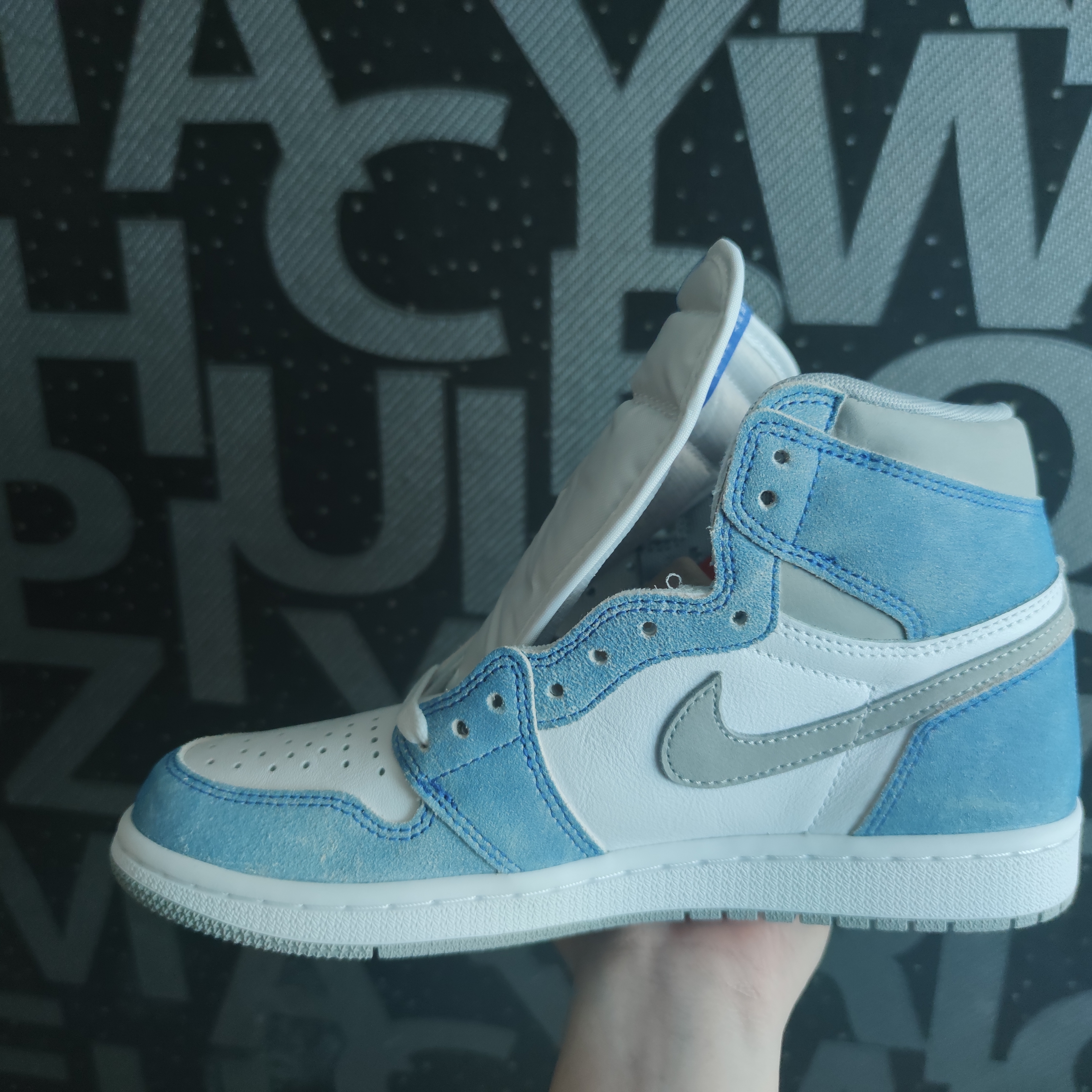 Jordan 1 Retro High OG Hyper Royal 착용 스타일 - 3