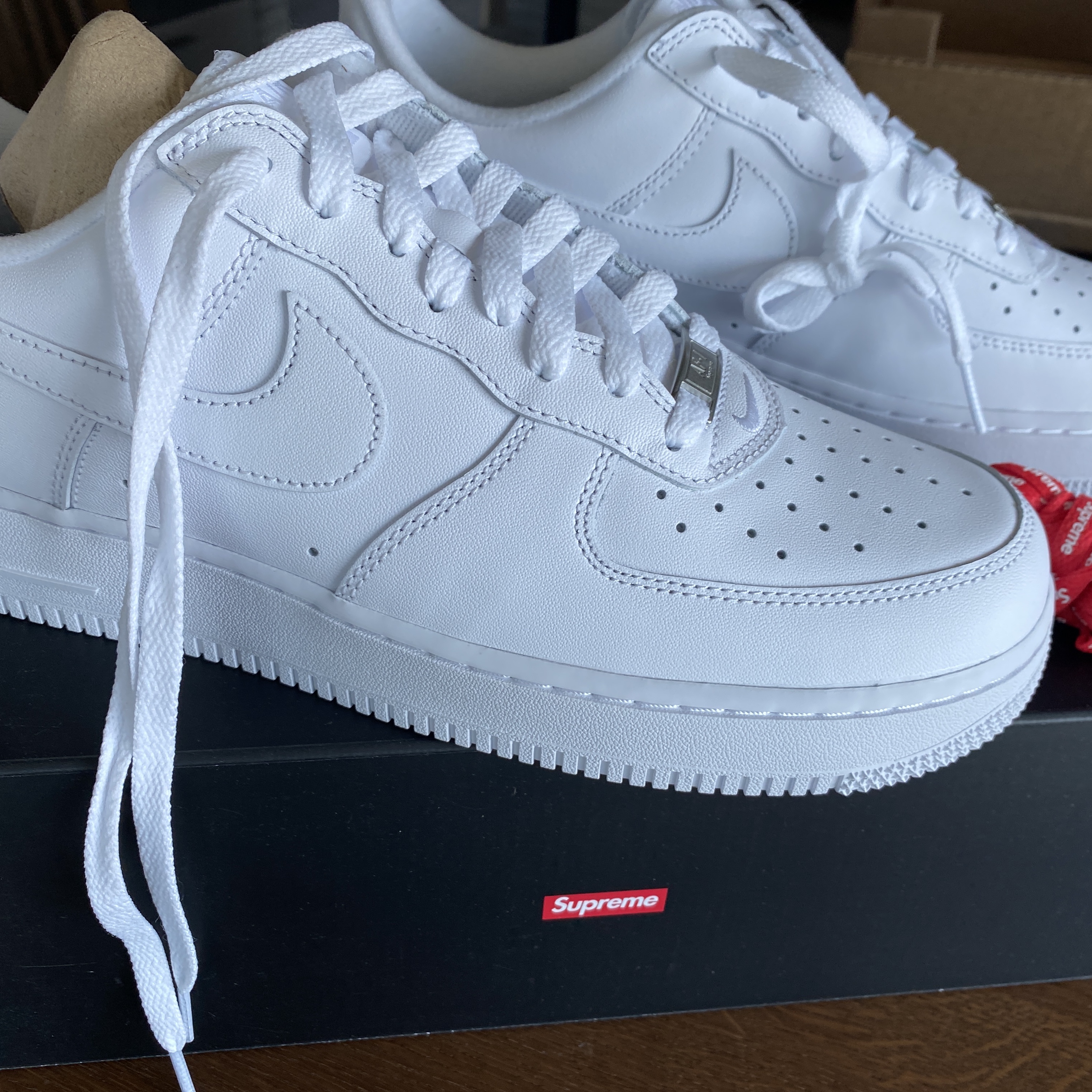 Nike x Supreme Air Force 1 Low White 착용 스타일 - 3