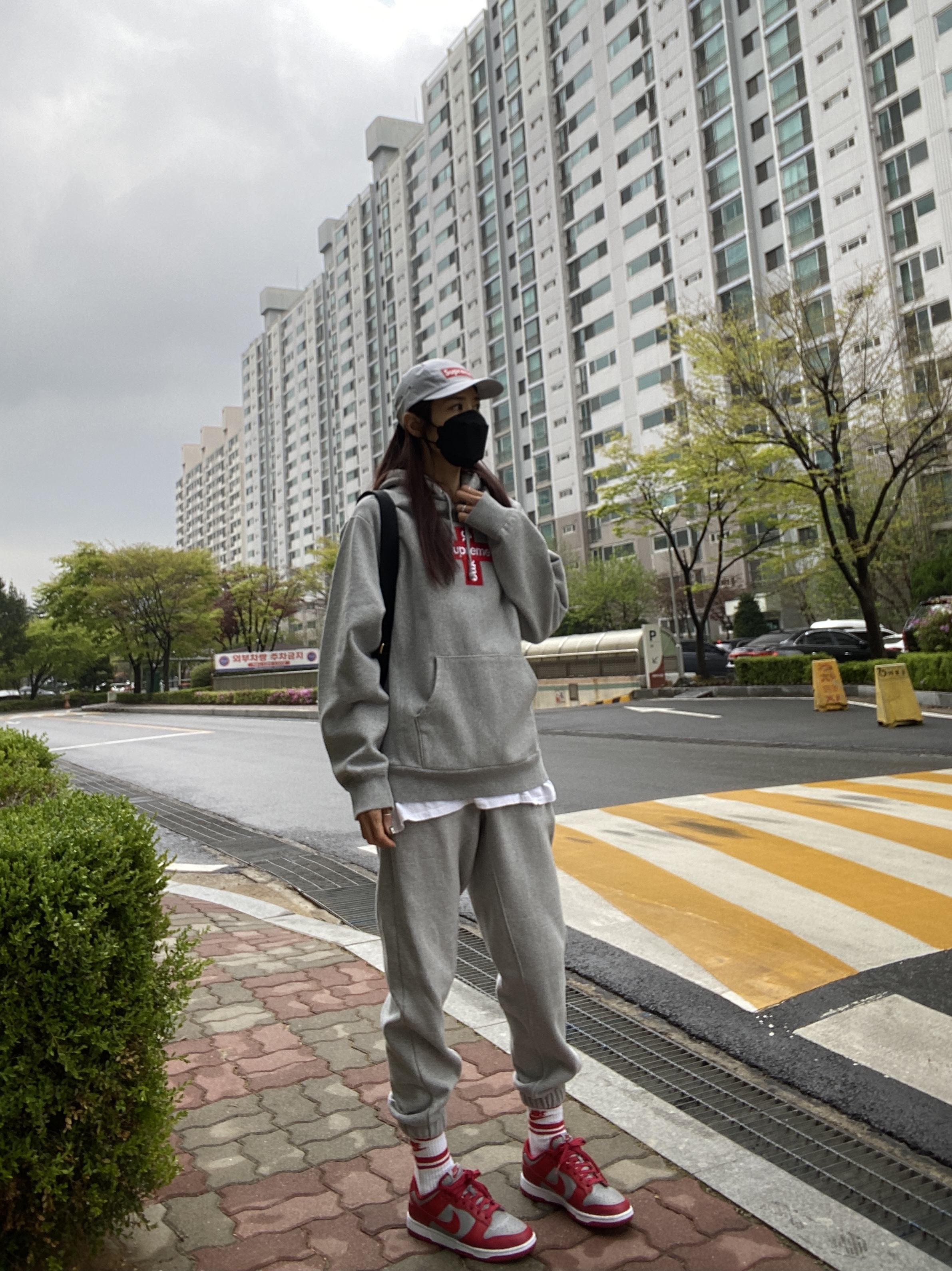 Supreme Inset Logo Camp Cap Grey - 20FW, Supreme Cross Box Logo Hooded Sweatshirt Heather Grey - 20FW 착용 스타일 - 2