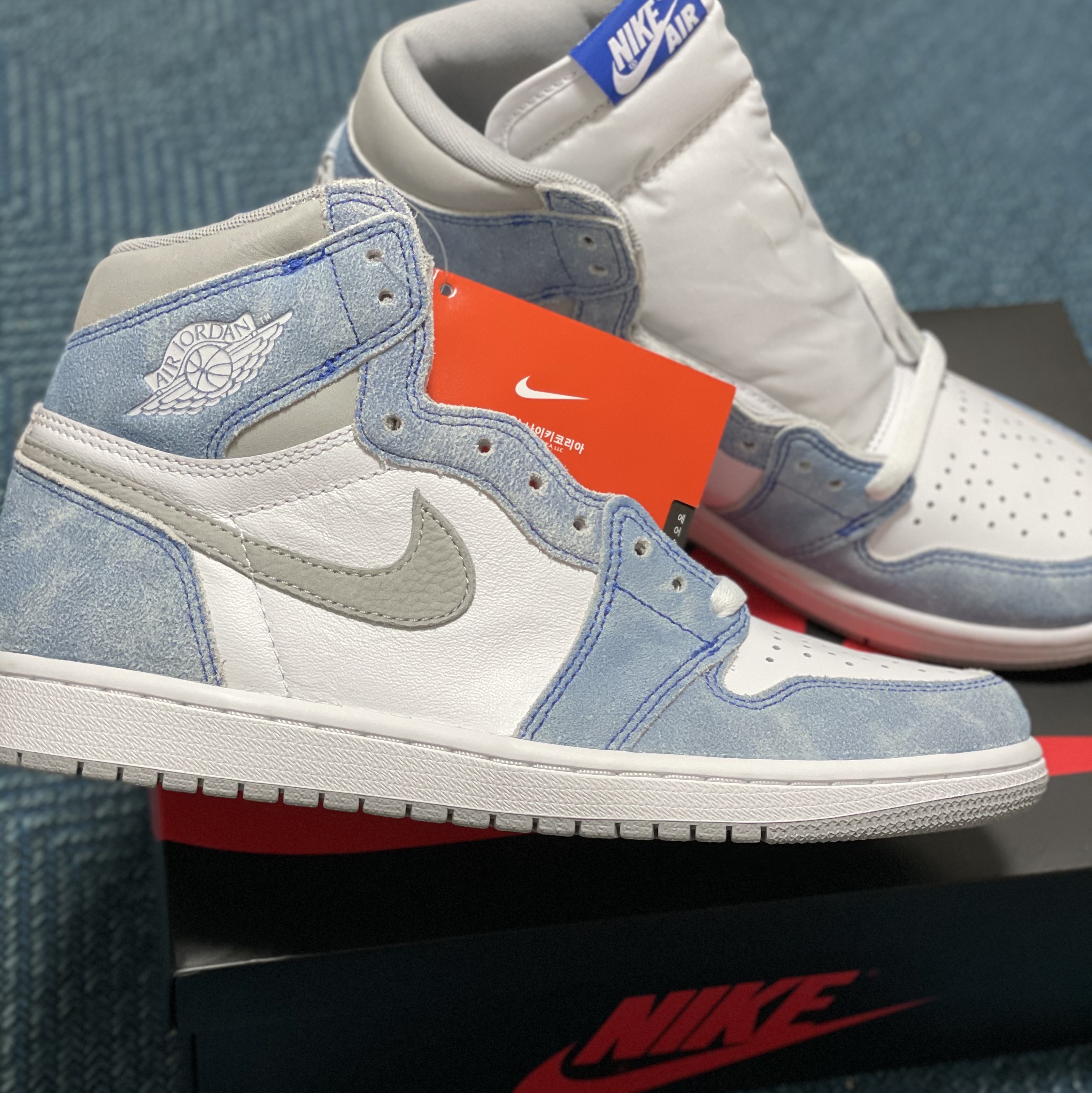 Jordan 1 Retro High OG Hyper Royal 착용 스타일 - 1