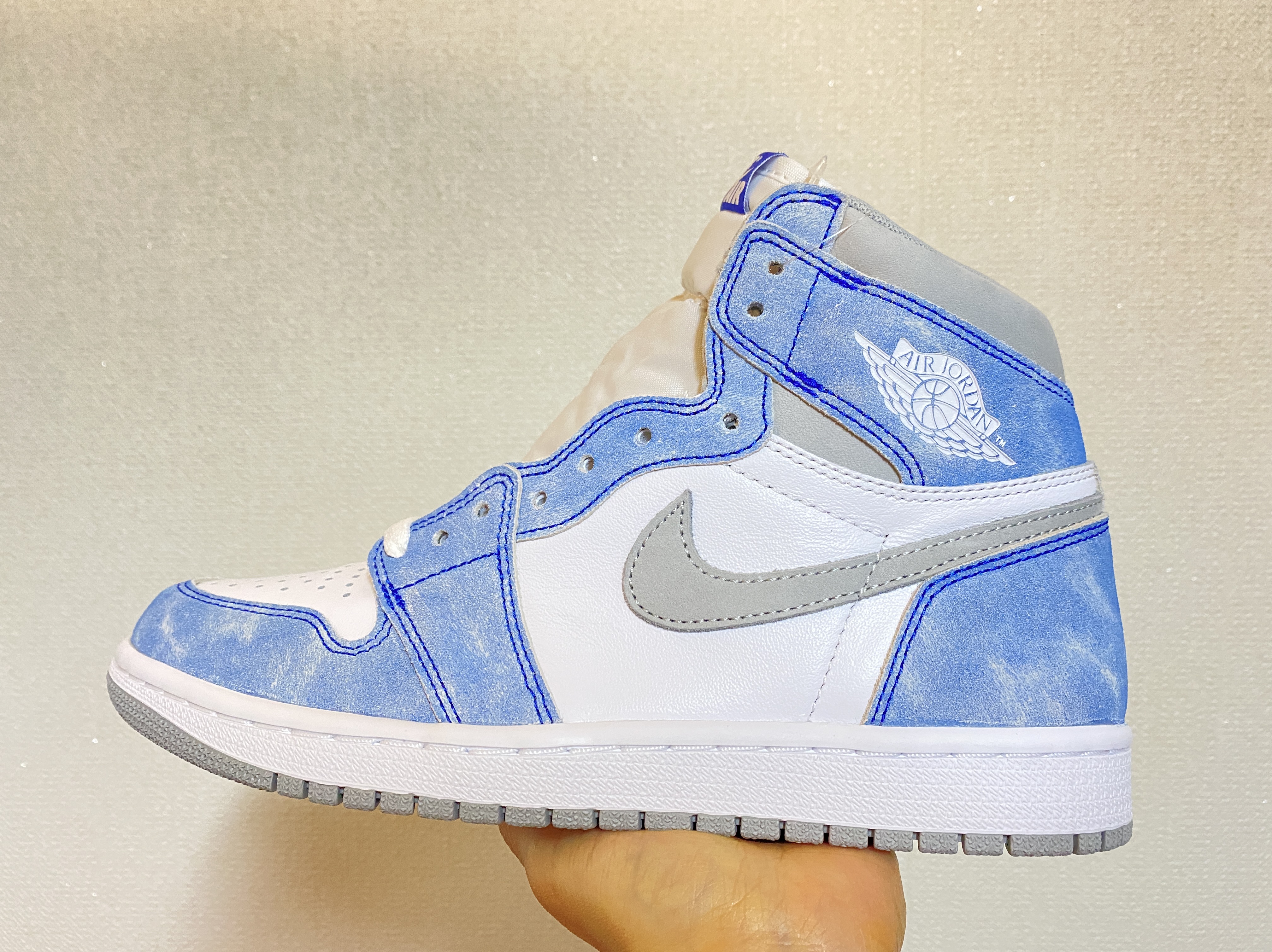 Jordan 1 Retro High OG Hyper Royal 착용 스타일