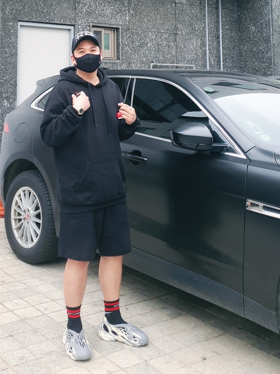 Adidas Yeezy Foam RNNR MXT Moon Gray 착용 스타일 - 2