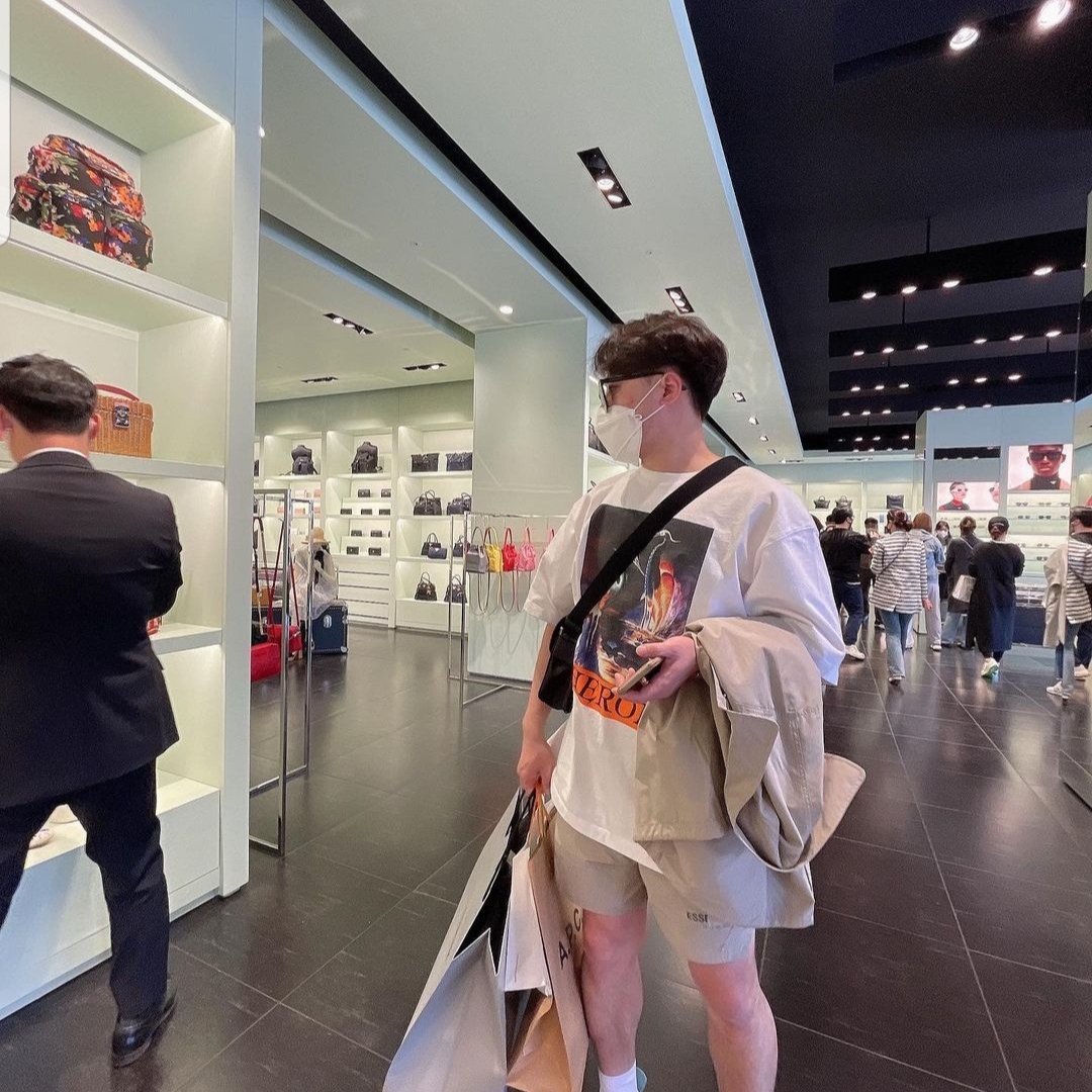 Essentials Volley Shorts Olive/Khaki - 20FW, Essentials Coach Jacket Taupe - 20FW 착용 스타일 - 2