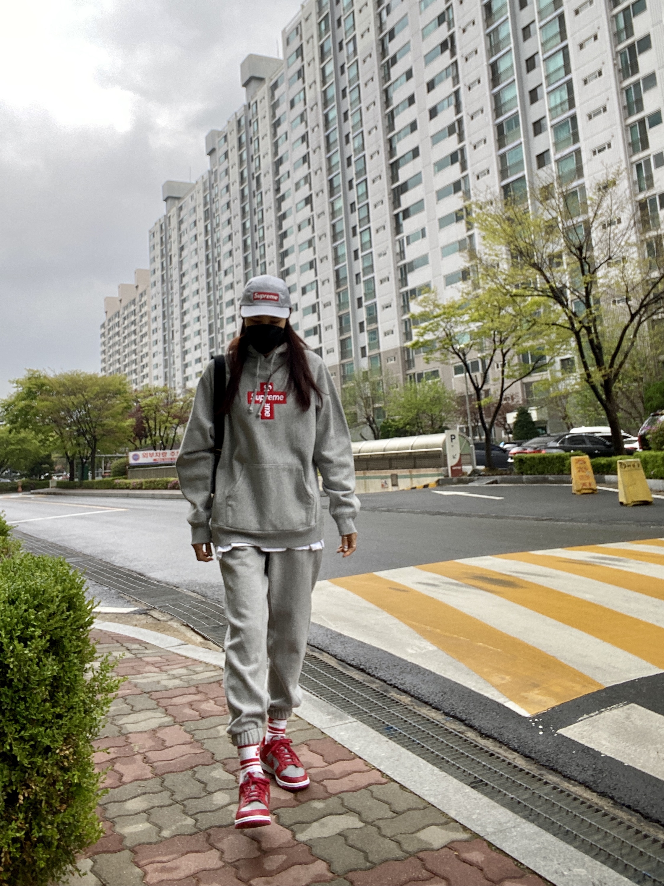 Supreme Inset Logo Camp Cap Grey - 20FW, Supreme Cross Box Logo Hooded Sweatshirt Heather Grey - 20FW 착용 스타일 - 1