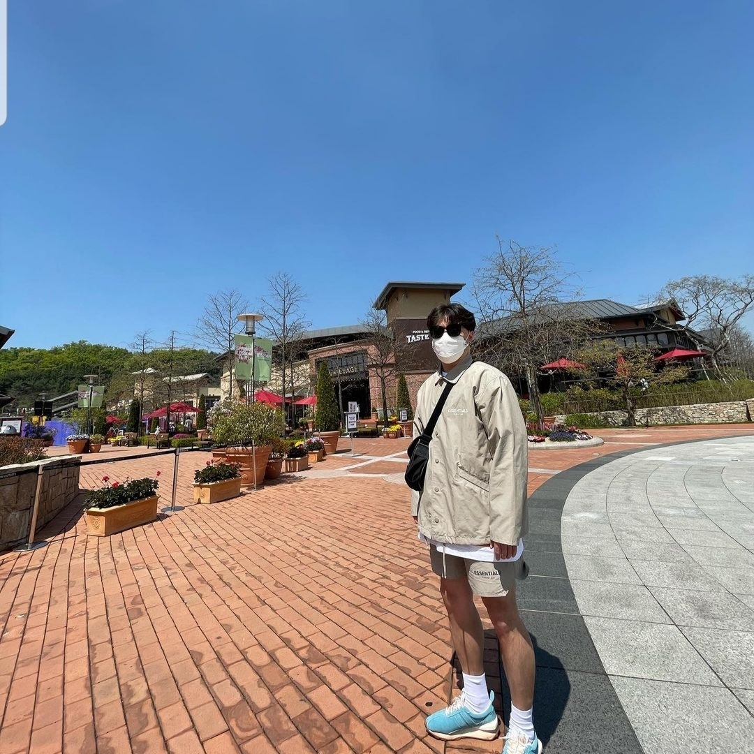 Essentials Volley Shorts Olive/Khaki - 20FW, Essentials Coach Jacket Taupe - 20FW 착용 스타일 - 1