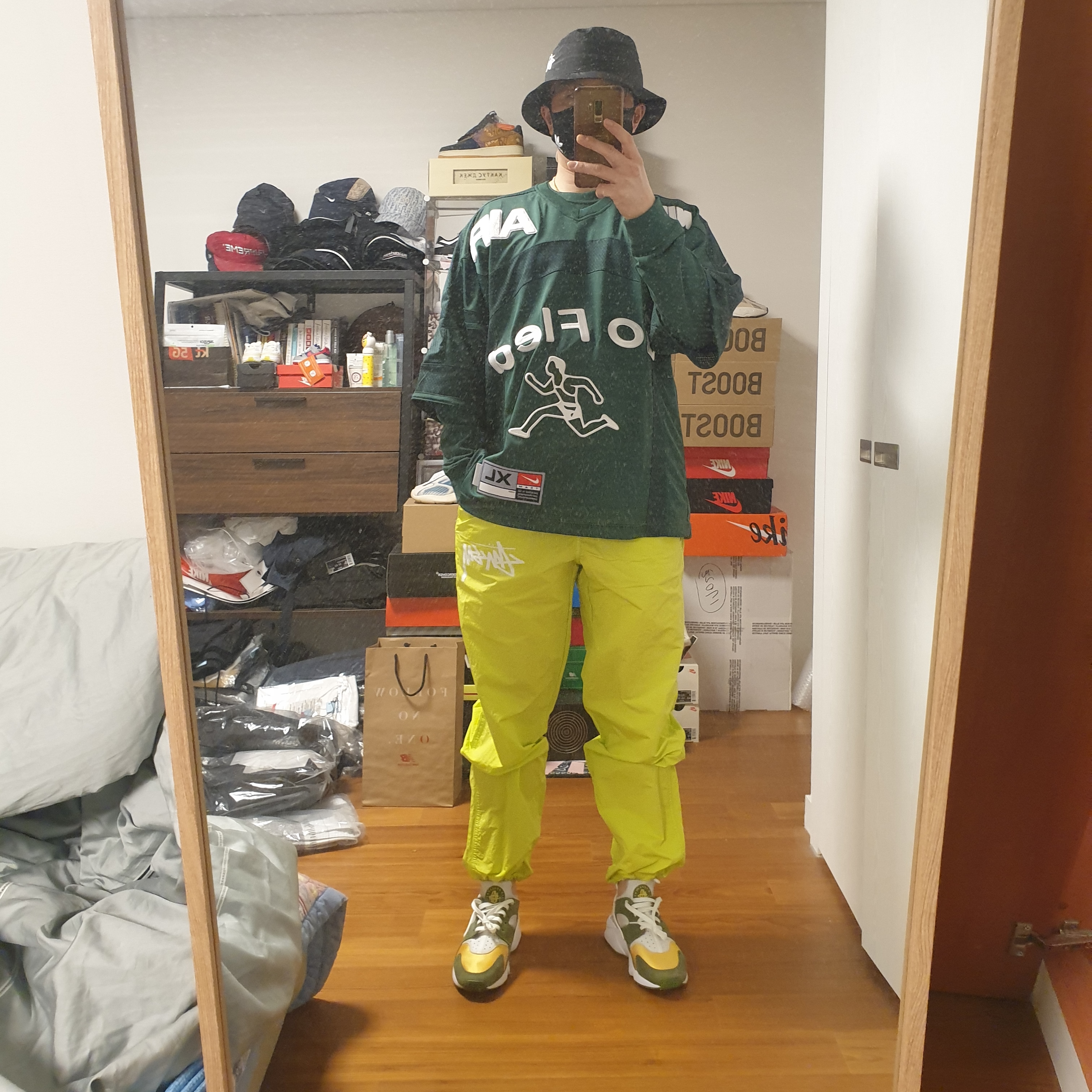 Nike x Stussy Air Huarache LE Dark Olive, Nike x Stussy Bucket Hat Black 착용 스타일 - 2