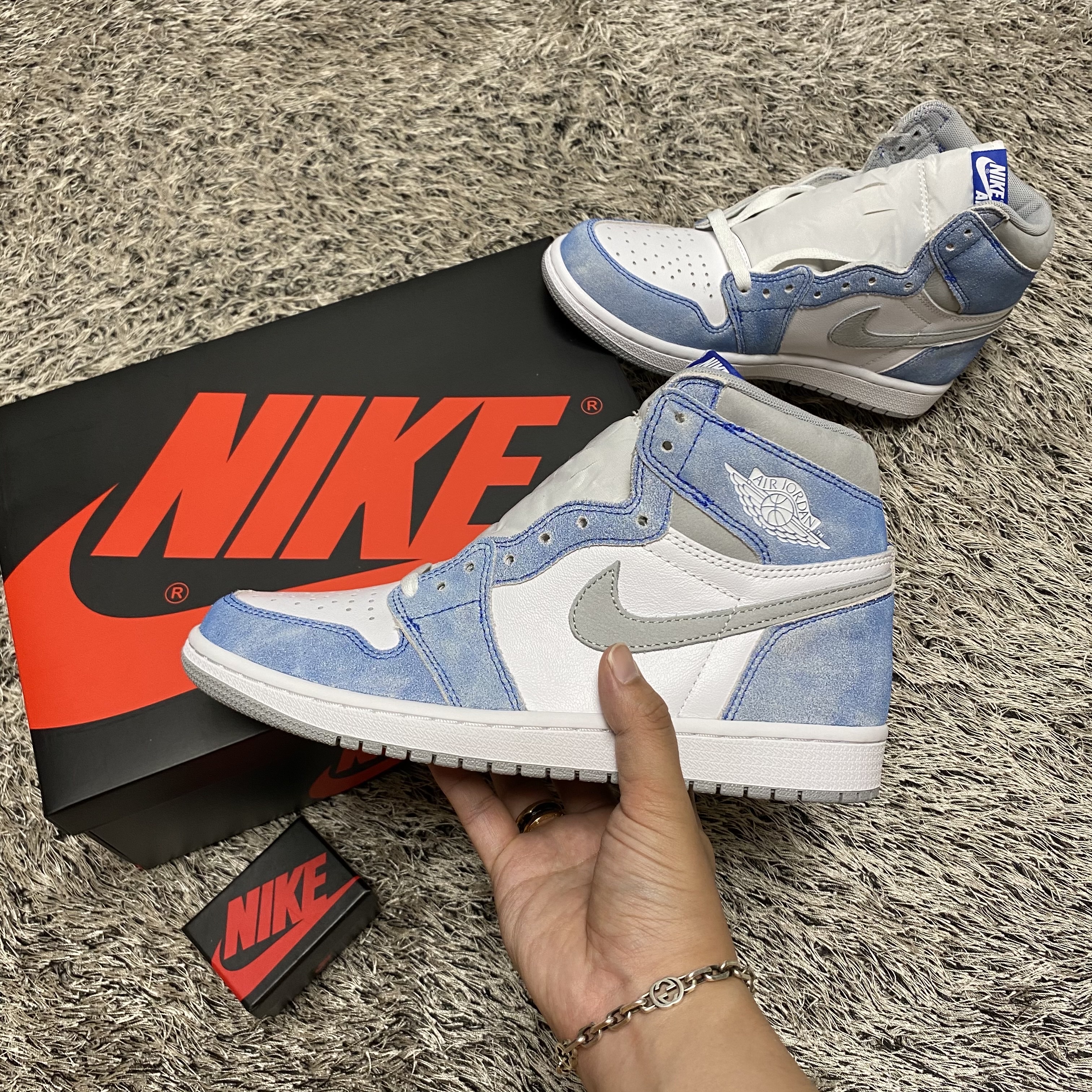 Jordan 1 Retro High OG Hyper Royal 착용 스타일 - 1