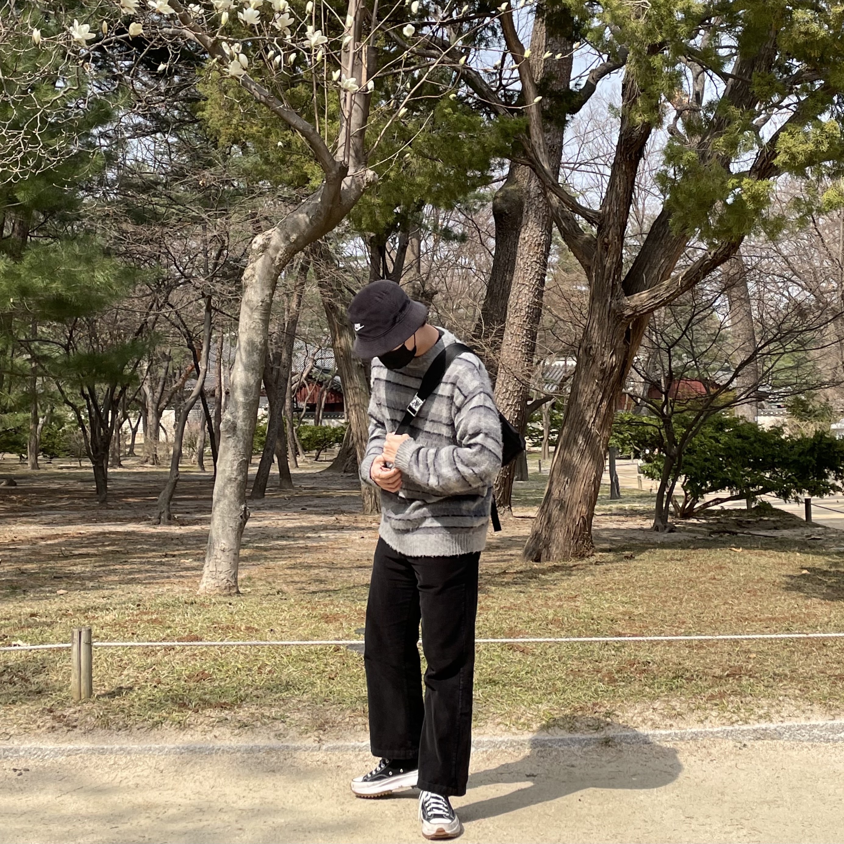 Converse Run Star Hike Hi Black White Gum, Nike Futura Corduroy Bucket Black 착용 스타일