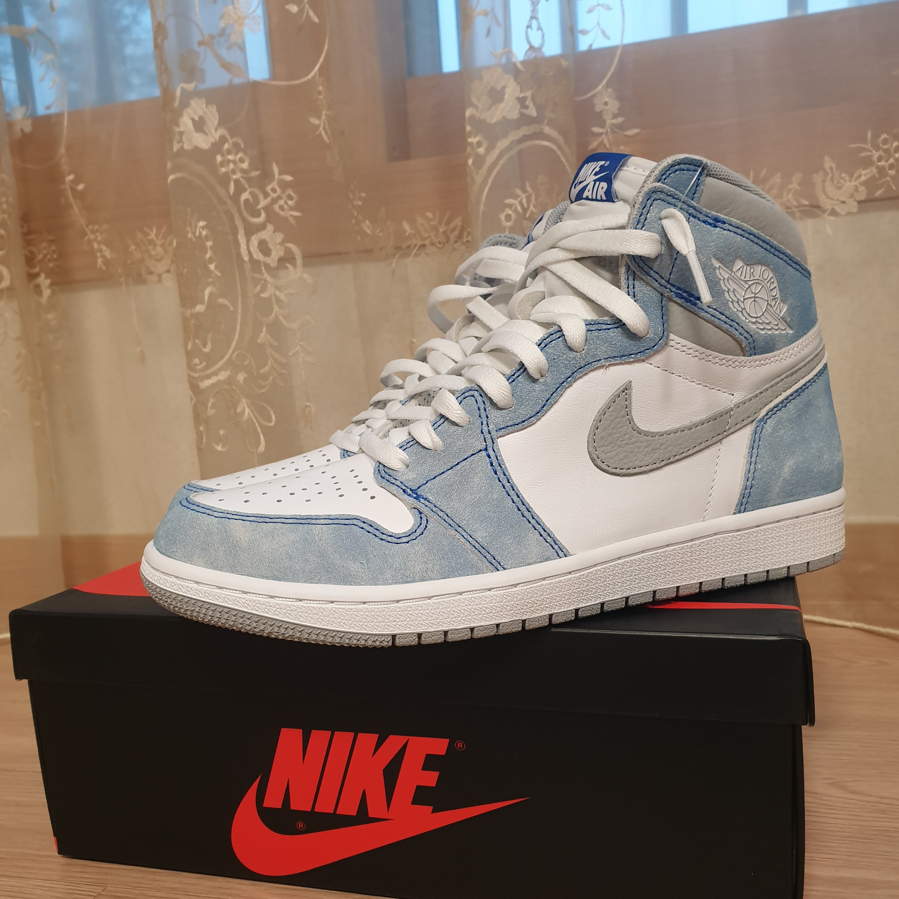 Jordan 1 Retro High OG Hyper Royal 착용 스타일 - 2