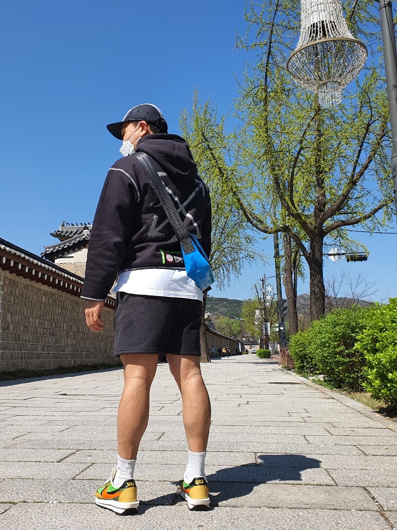 Nike x Sacai LDWaffle Green Multi, Essentials Fleece Shorts Weathered Black - 20FW 착용 스타일
