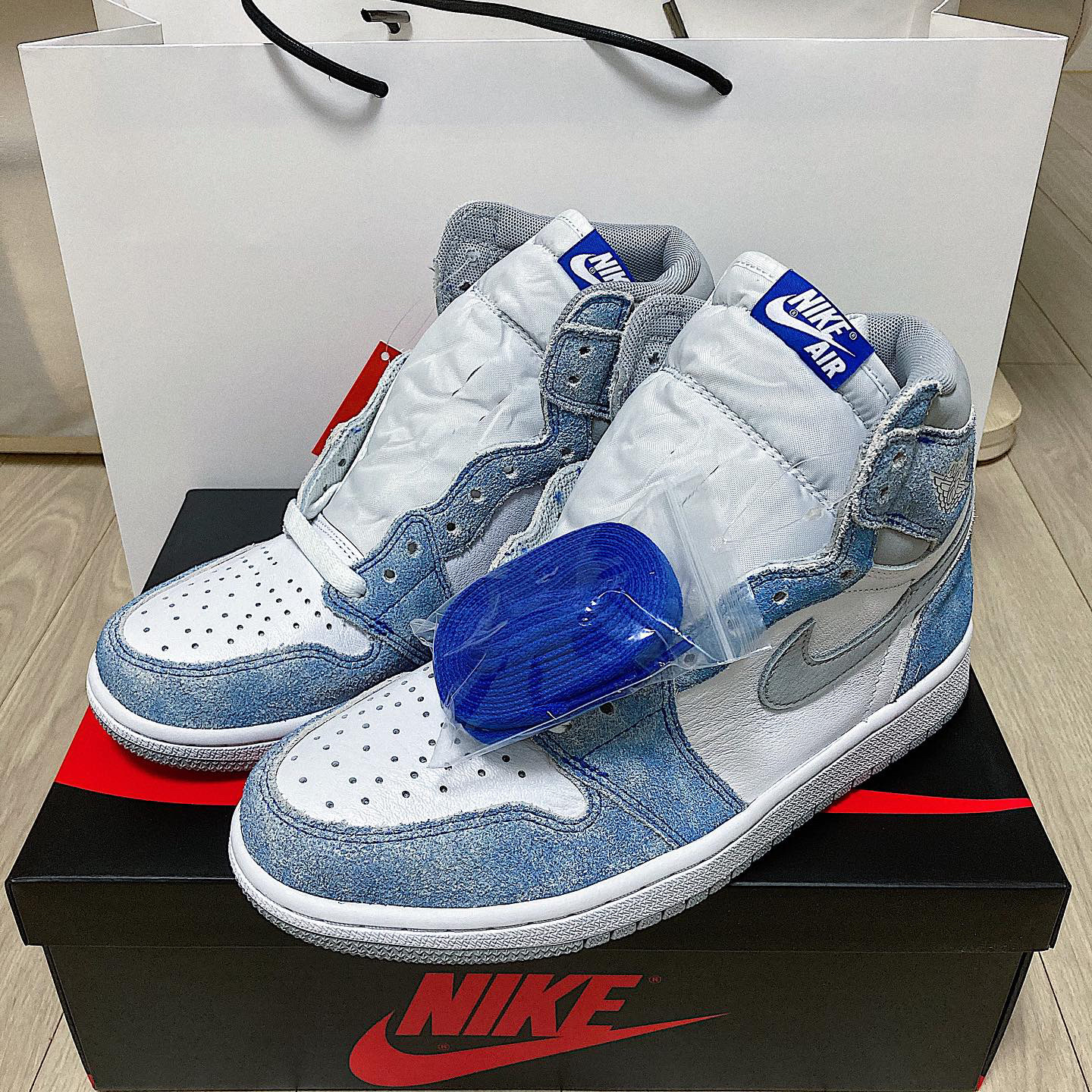 Jordan 1 Retro High OG Hyper Royal 착용 스타일