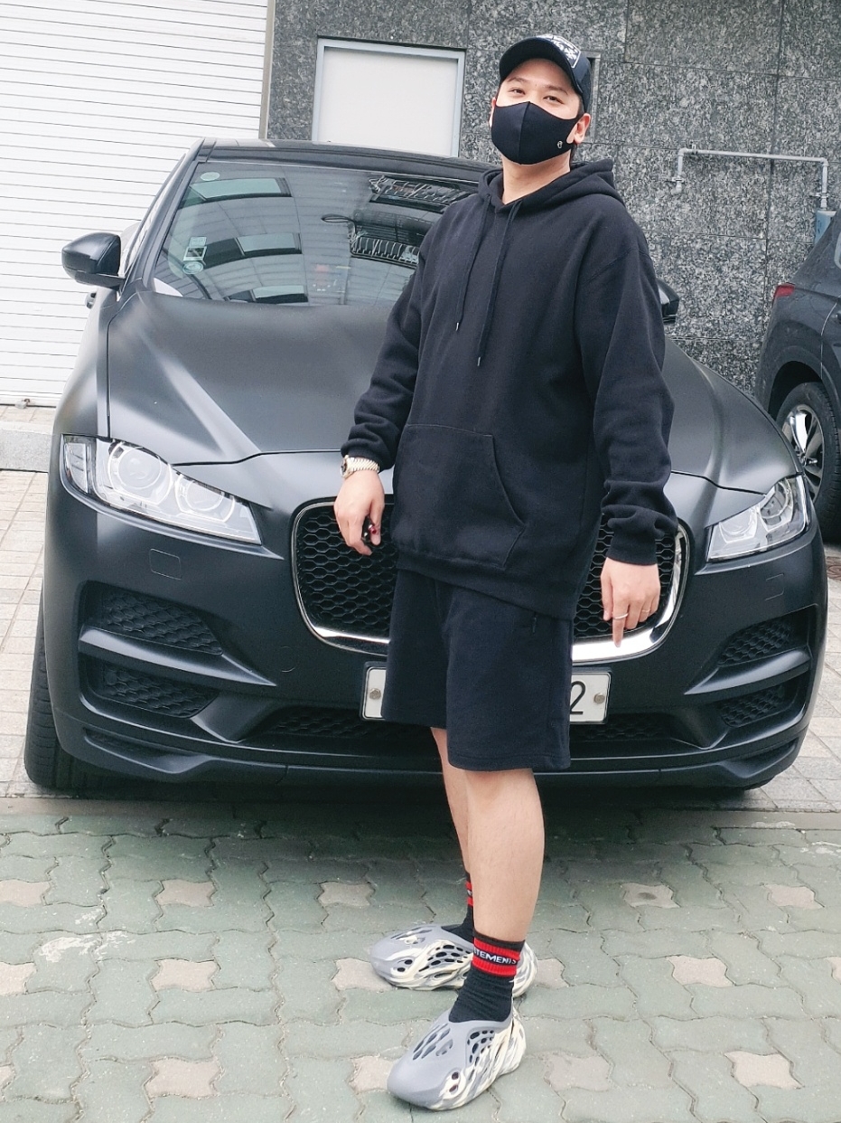 Adidas Yeezy Foam RNNR MXT Moon Gray 착용 스타일 - 1