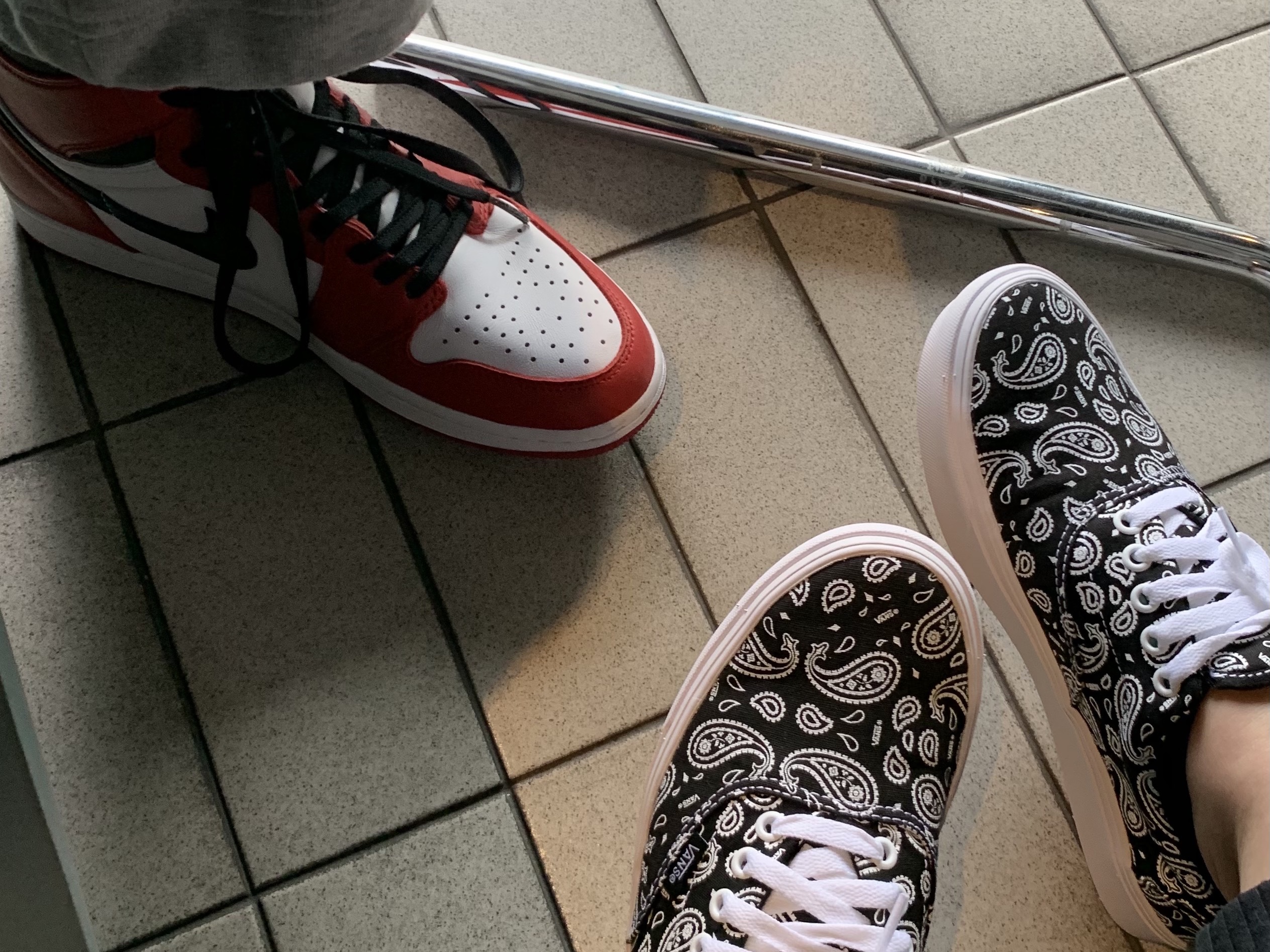 Vans Paisley ComfyCush Era Black, Jordan 1 Retro High OG Chicago 2015 착용 스타일