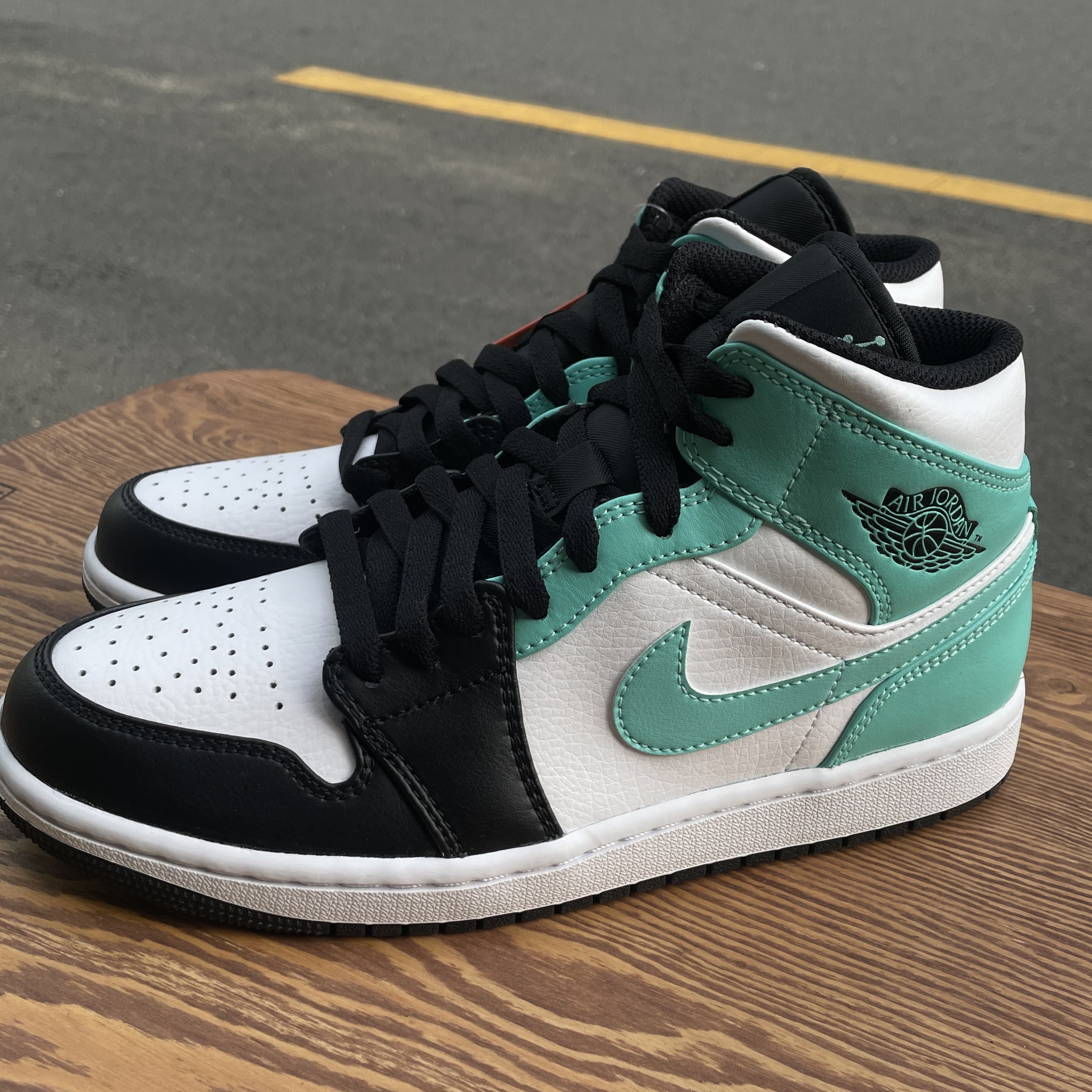Jordan 1 Mid Tropical Twist 착용 스타일 - 2