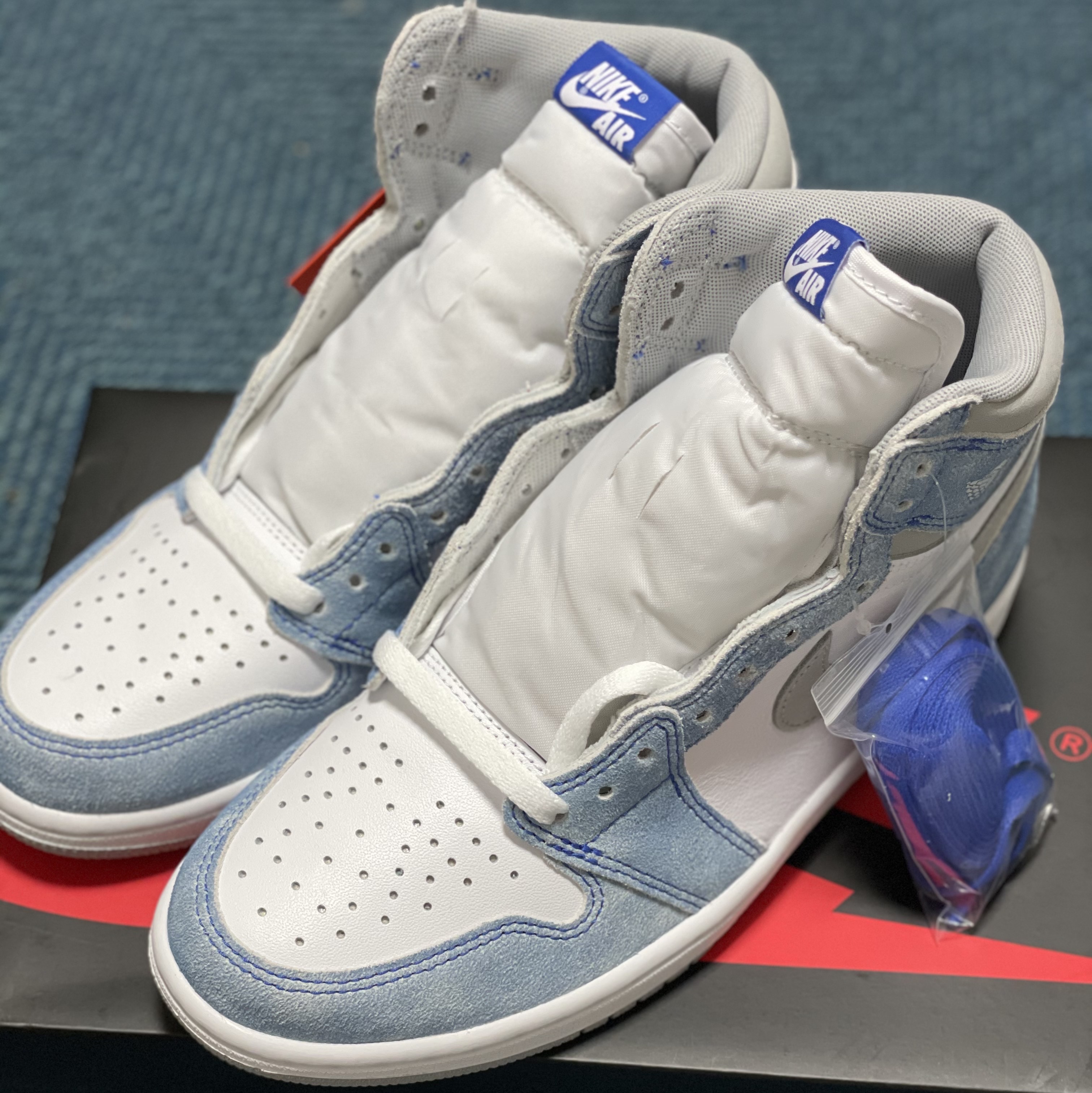 Jordan 1 Retro High OG Hyper Royal 착용 스타일 - 3