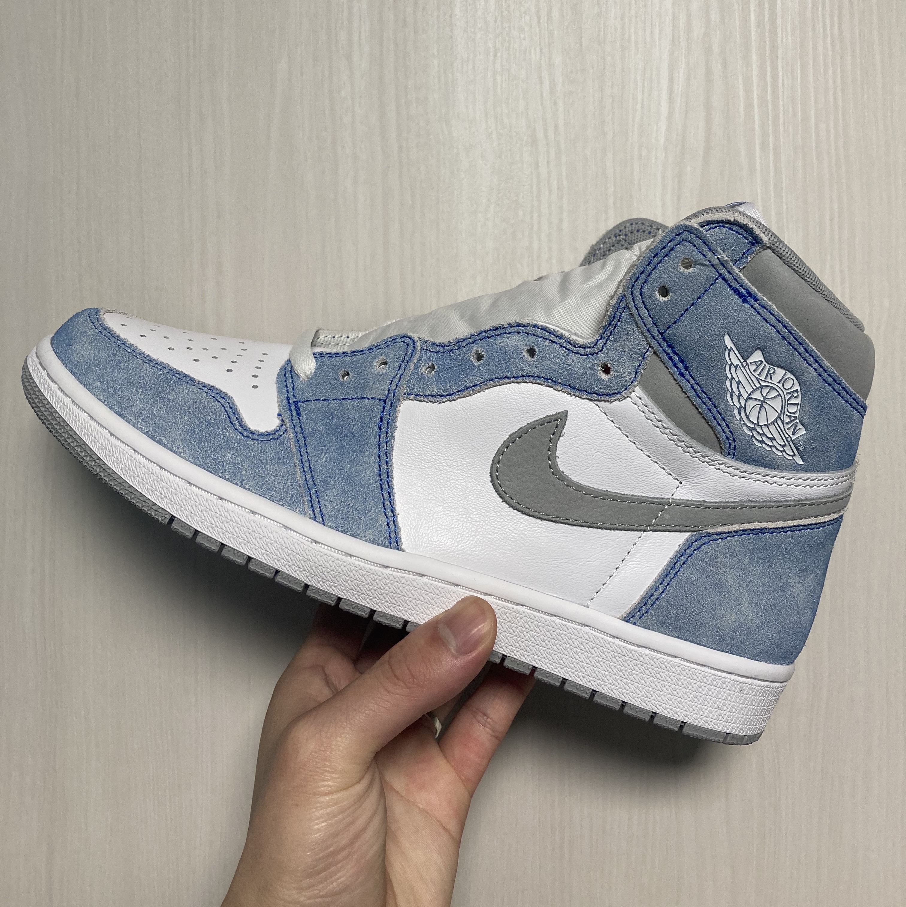 Jordan 1 Retro High OG Hyper Royal 착용 스타일