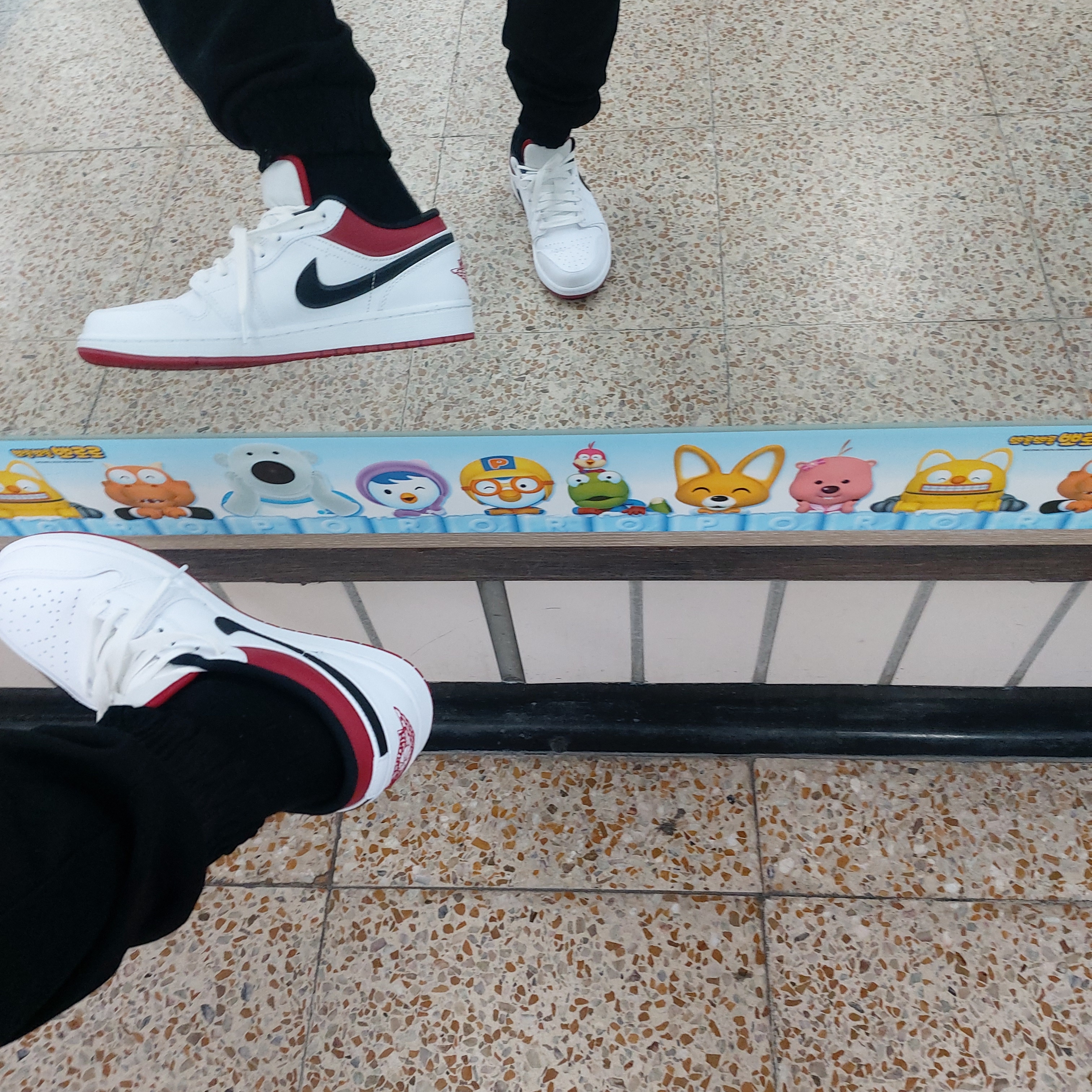 Jordan 1 Low White Red Black 착용 스타일 - 2