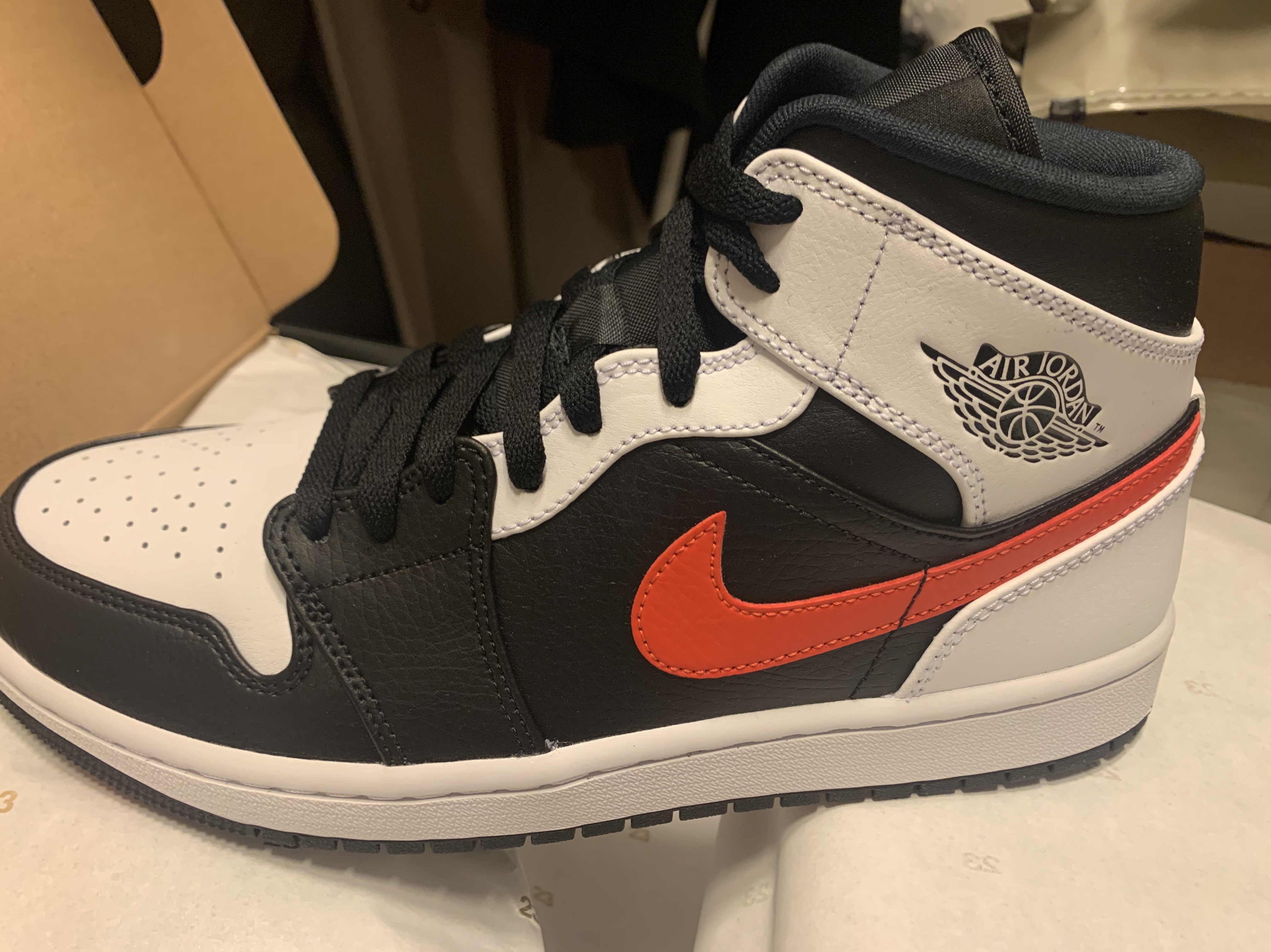 Jordan 1 Mid Black Chile Red 착용 스타일