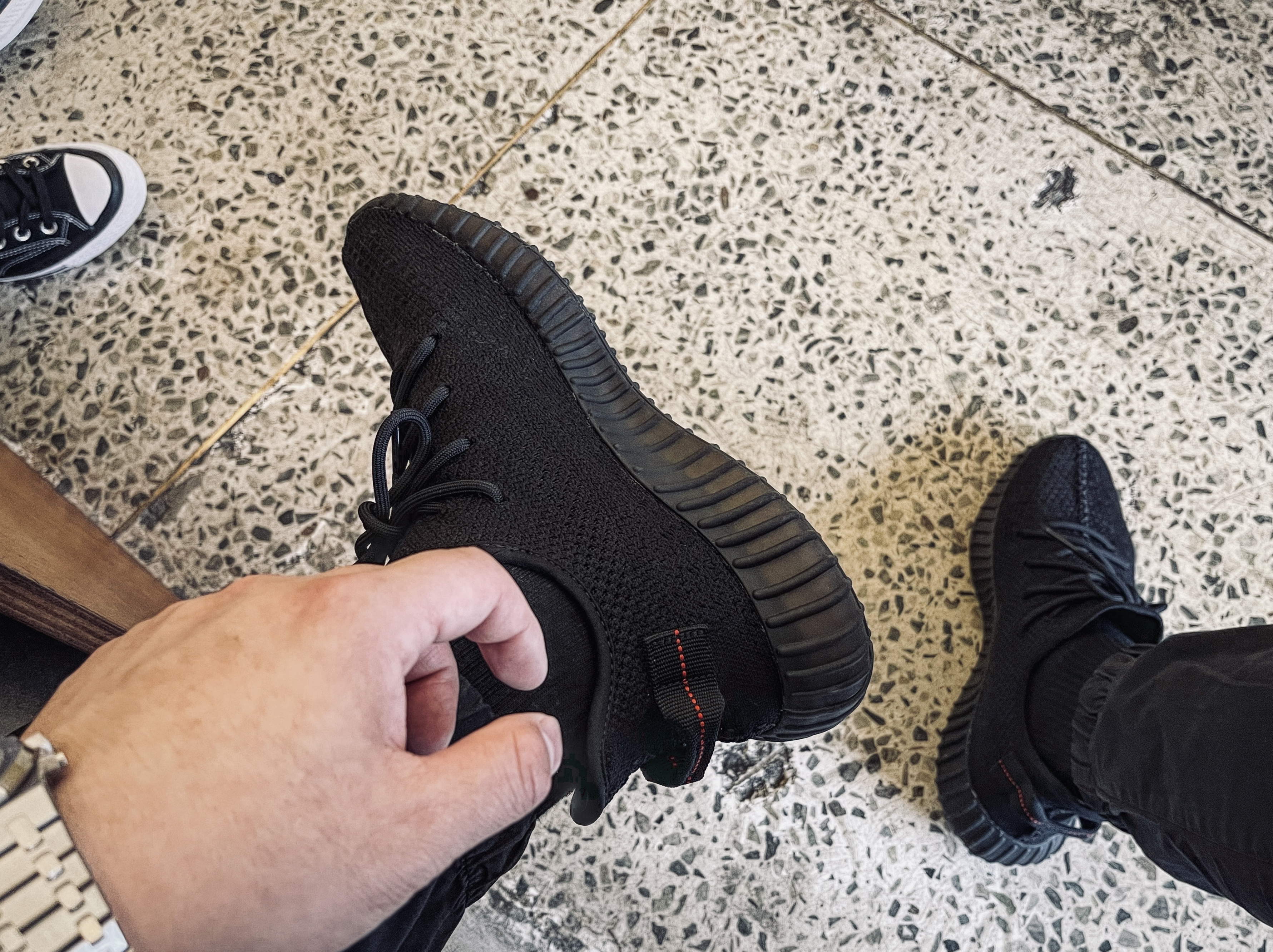 Adidas Yeezy Boost 350 V2 Black Red 2020, IAB Studio x Alpha Industries MA-1 Jersey T-Shirt Gunmetal 착용 스타일 - 1