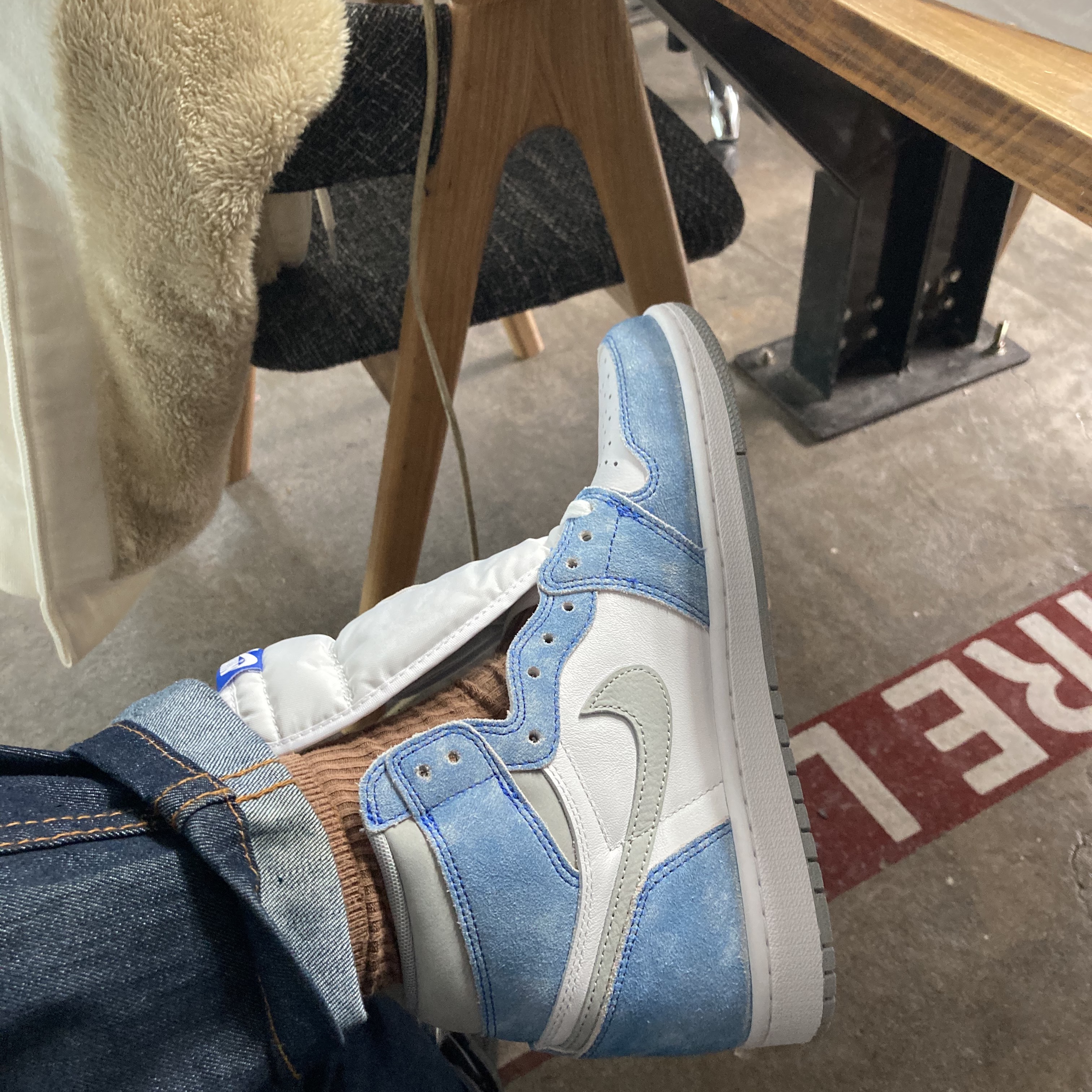 Jordan 1 Retro High OG Hyper Royal 착용 스타일 - 4