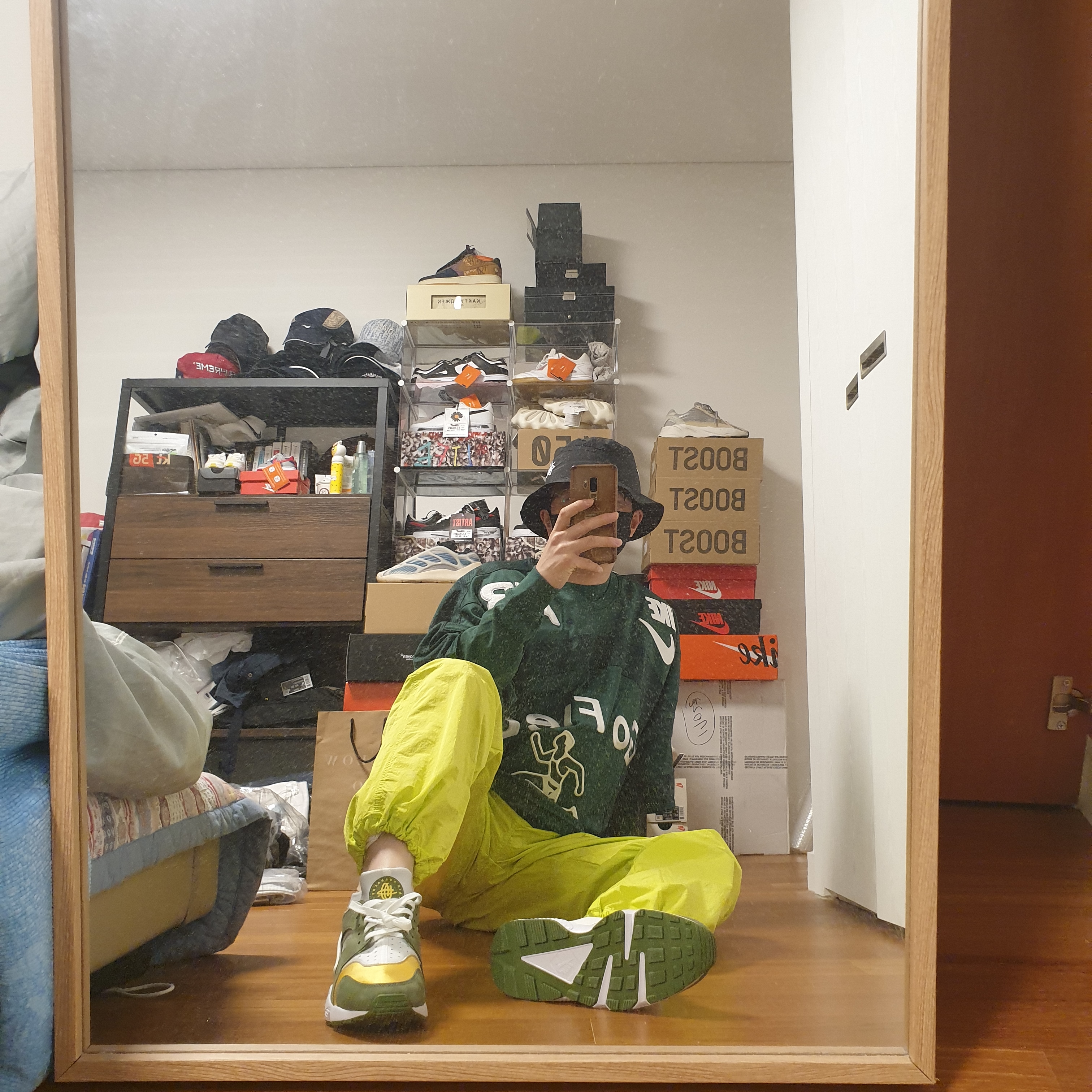 Nike x Stussy Air Huarache LE Dark Olive, Nike x Stussy Bucket Hat Black 착용 스타일 - 3
