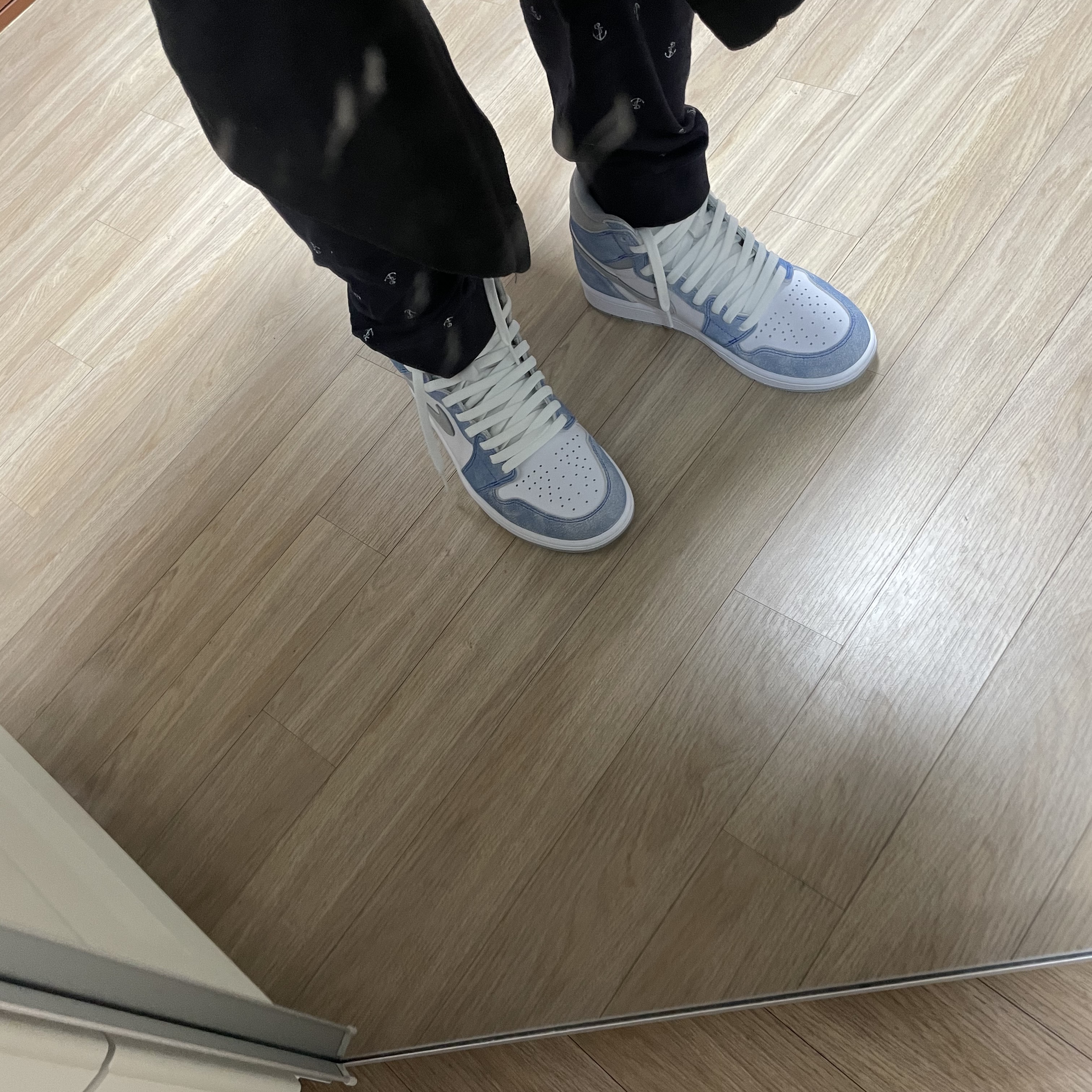 Jordan 1 Retro High OG Hyper Royal 착용 스타일 - 1