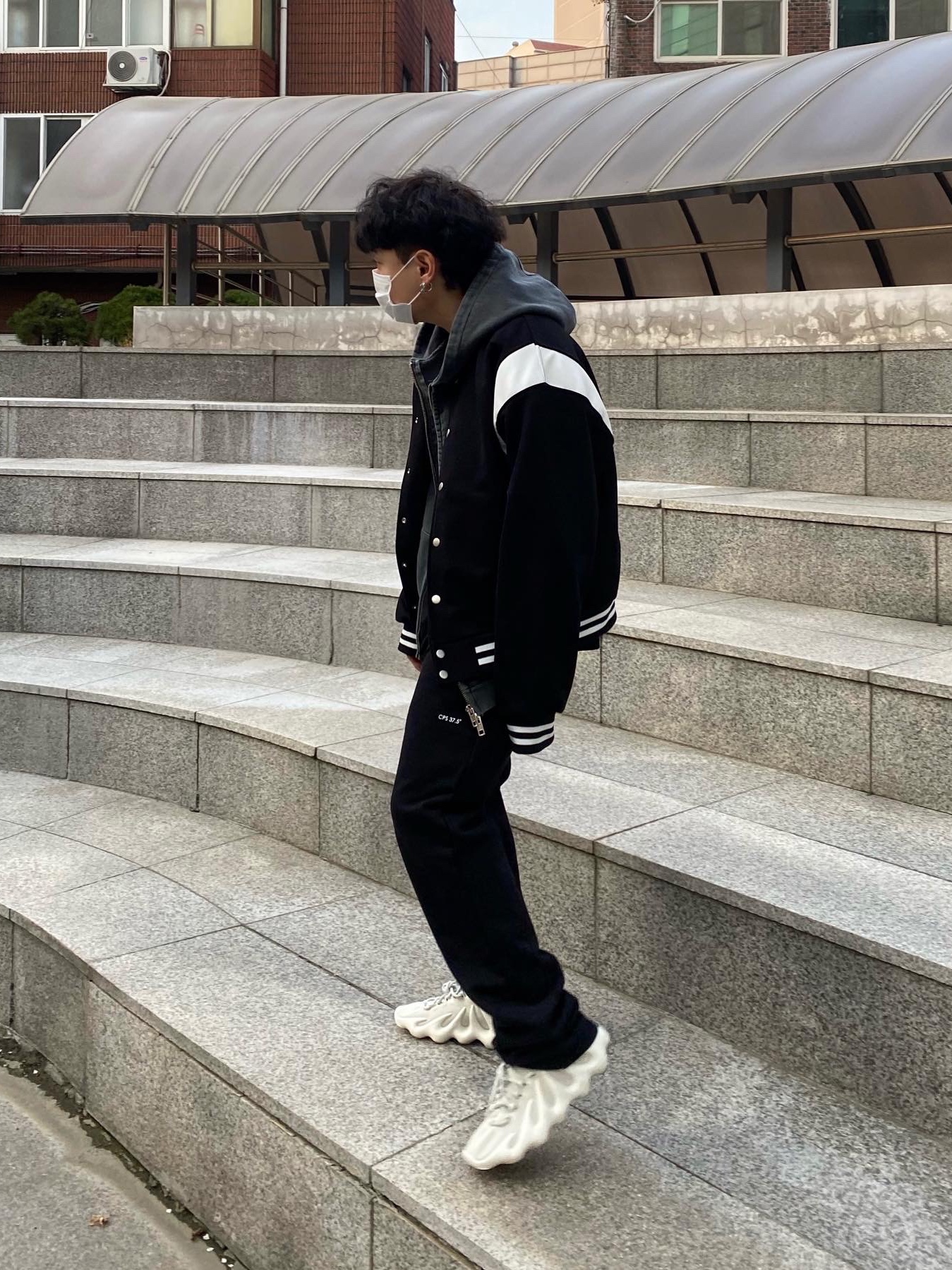 Adidas Yeezy 450 Cloud White 착용 스타일