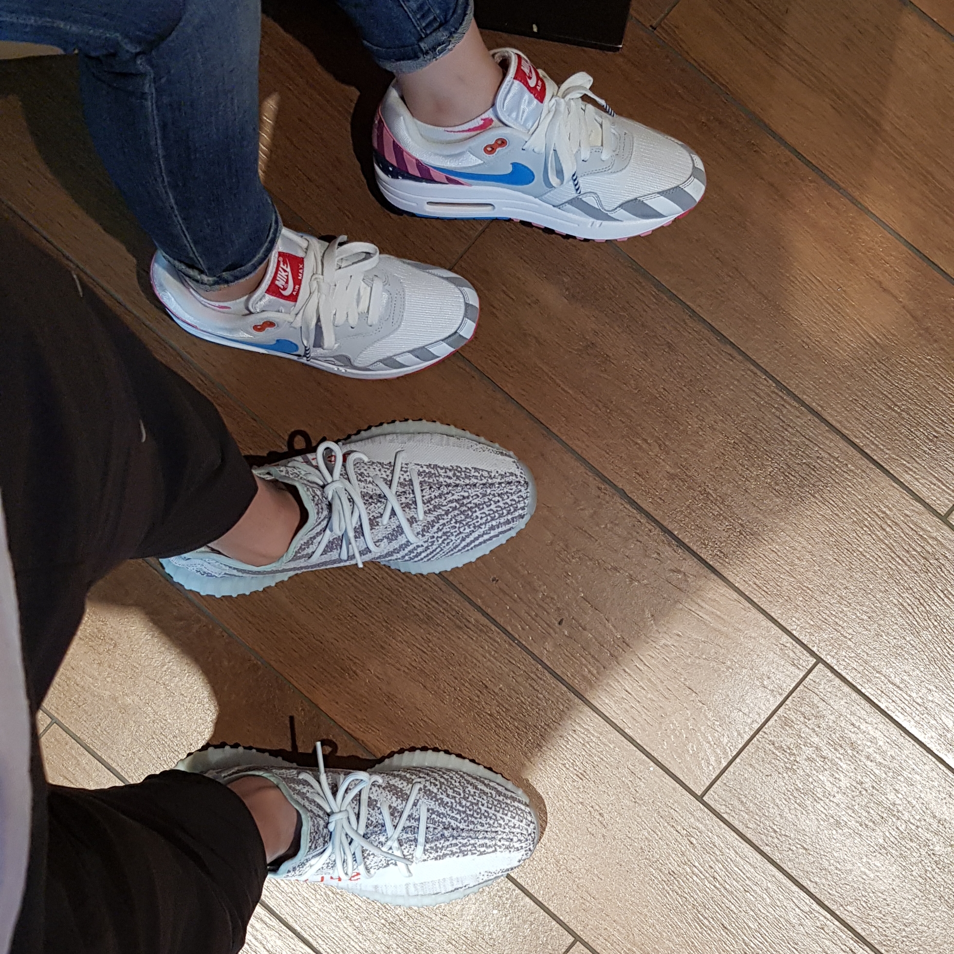 Adidas Yeezy Boost 350 V2 Blue Tint 2017, Nike x Parra Air Max 1 2018 착용 스타일