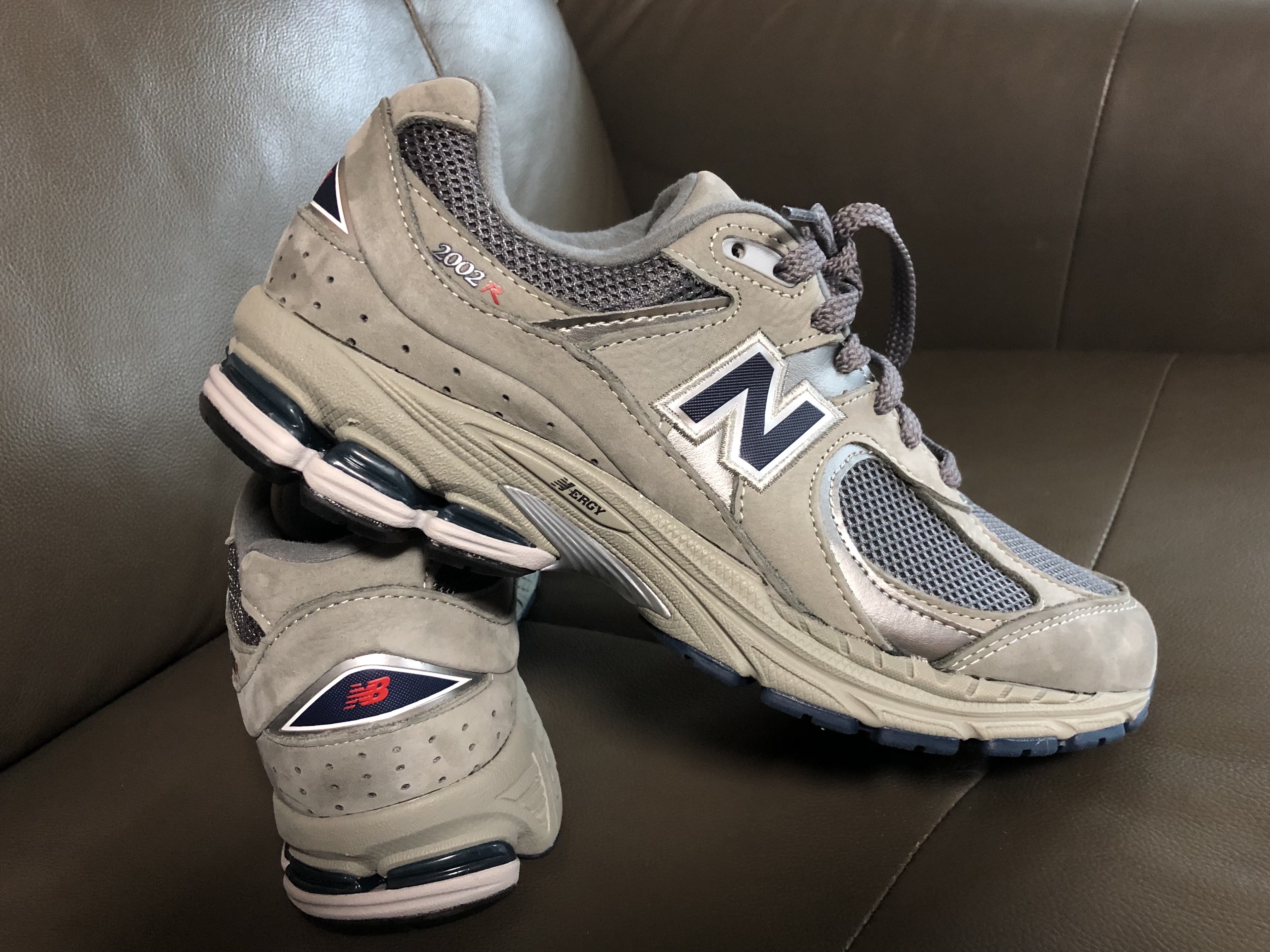 New Balance 2002R Gray 착용 스타일