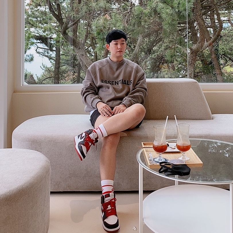 (GS) Jordan 1 Retro High OG Bloodline, Essentials 3D Silicon Applique Crewneck Cement - 20FW 착용 스타일