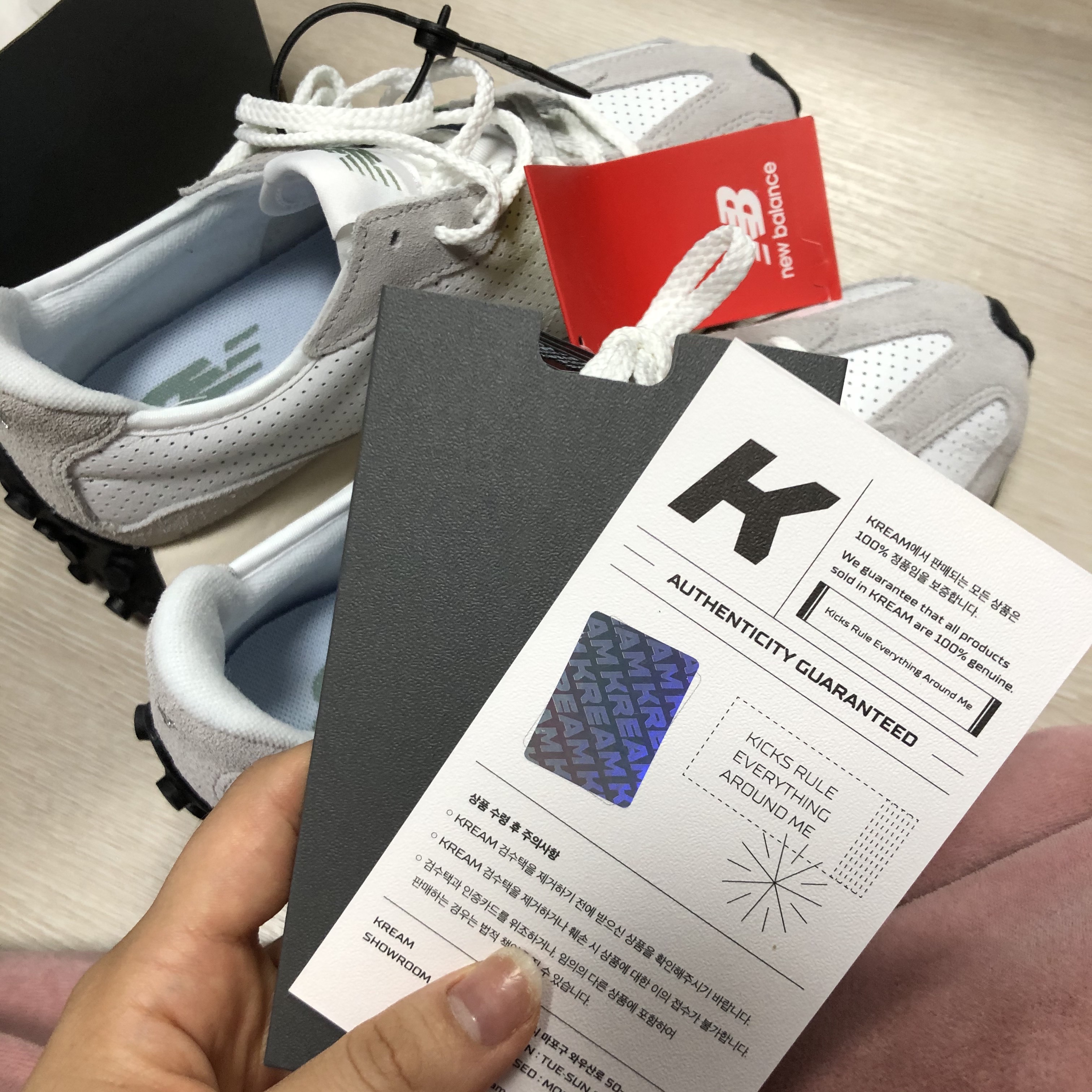 (W) New Balance 327 Grey Green - JD Sports Exclusive 착용 스타일 - 2