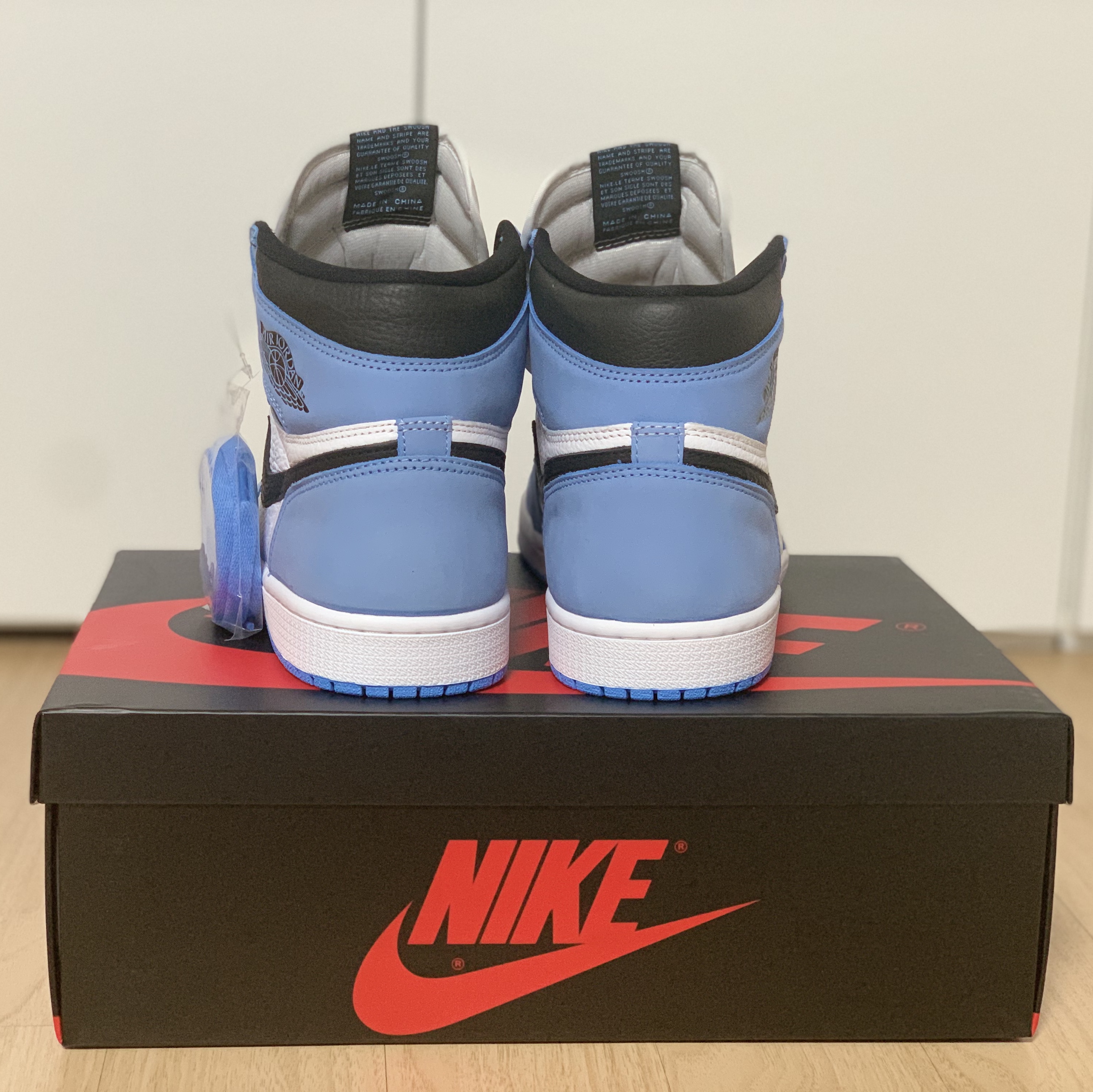 Jordan 1 Retro High OG University Blue 착용 스타일 - 3